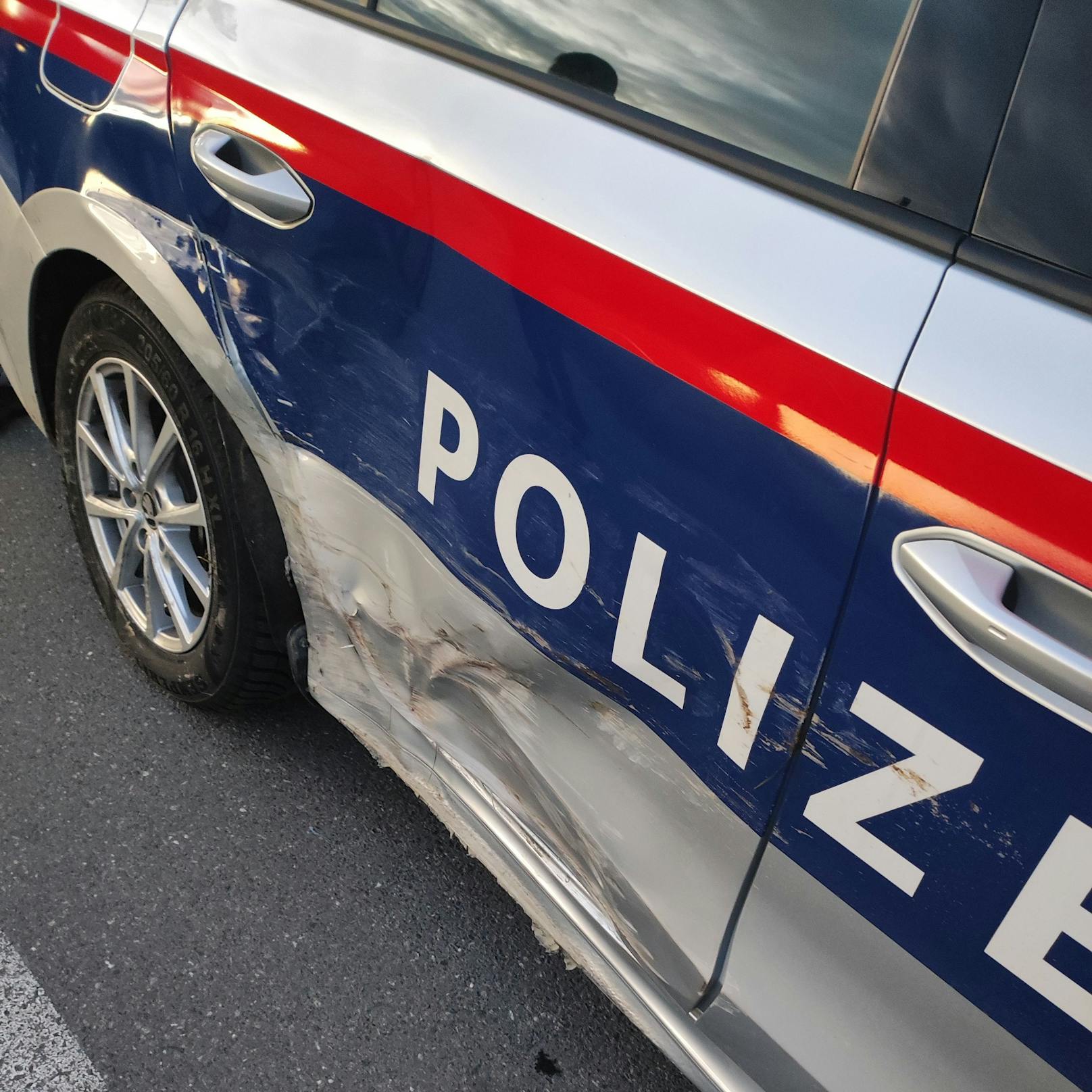 Eine wilde Verfolgungsjagd mit der Polizei lieferte sich am 15. Oktober 2022 ein 29-Jähriger aus Lustenau. Die irre Flucht endete mit einem Crash und einem demolierten Polizeiauto.