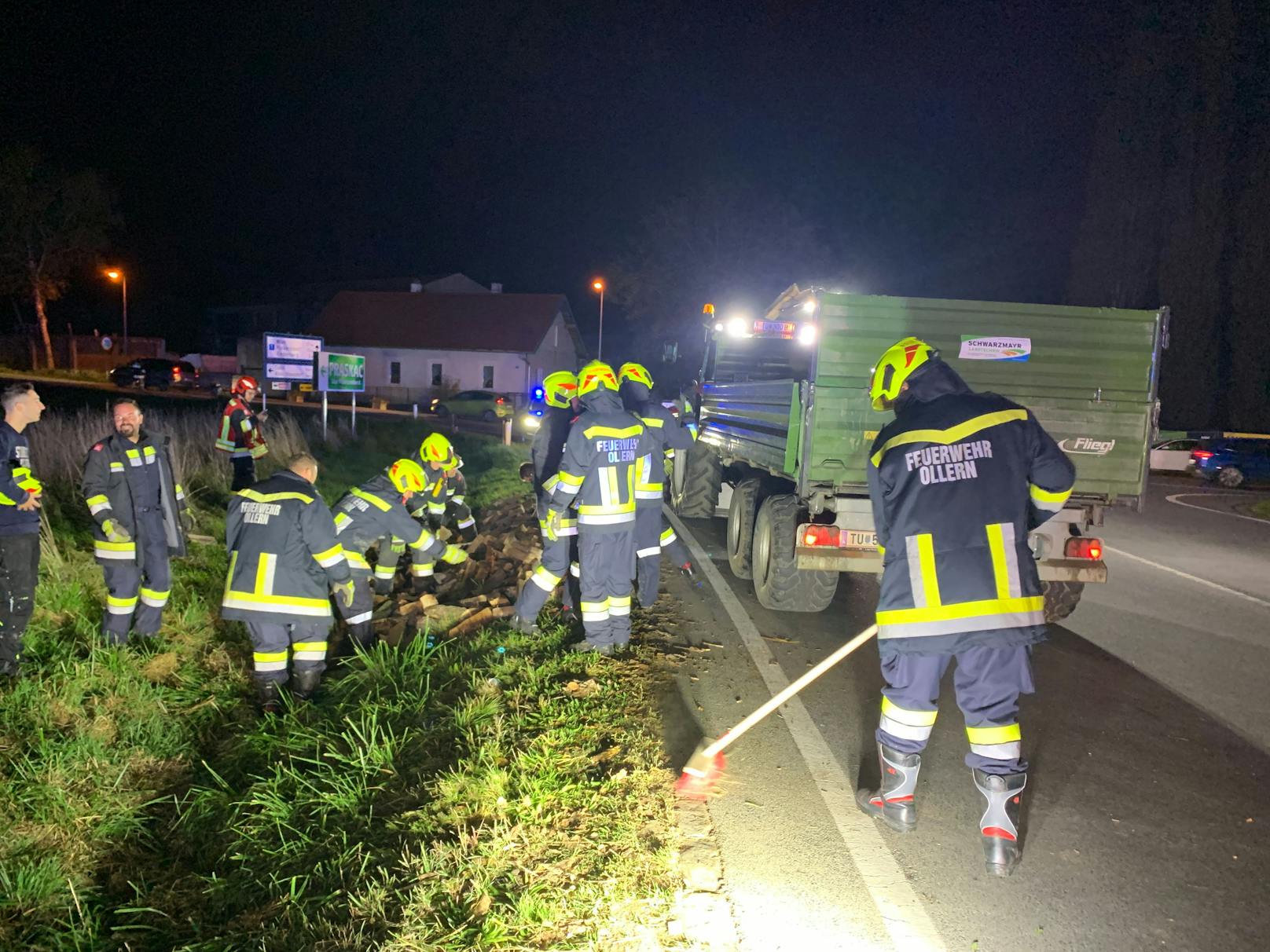 Die Feuerwehr kümmerte sich ums Holzschlichten.