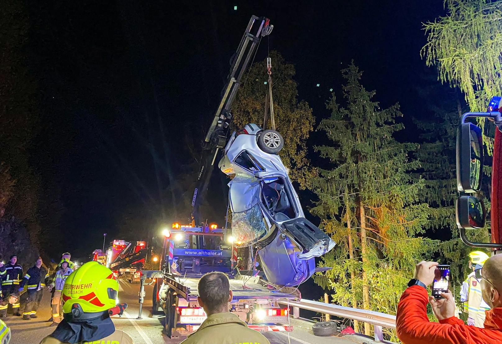 Lenkerin stürzt 35 Meter ab: Auto bleibt an Baum hängen