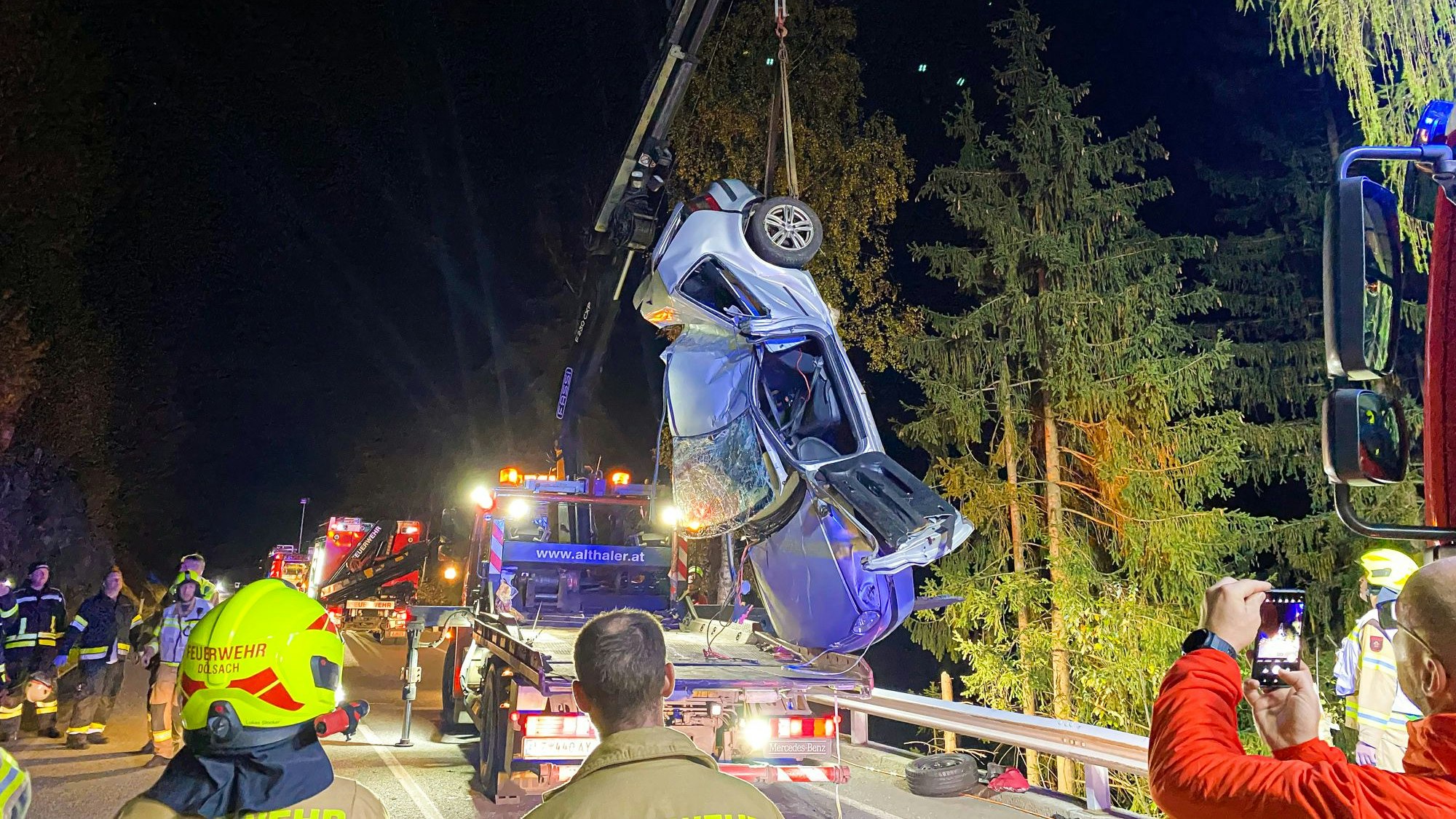 Eine 21-Jährige stürzte in Iselsberg mit ihrem PKW 35 Meter ab und musste aus dem Wagen befreit werden.