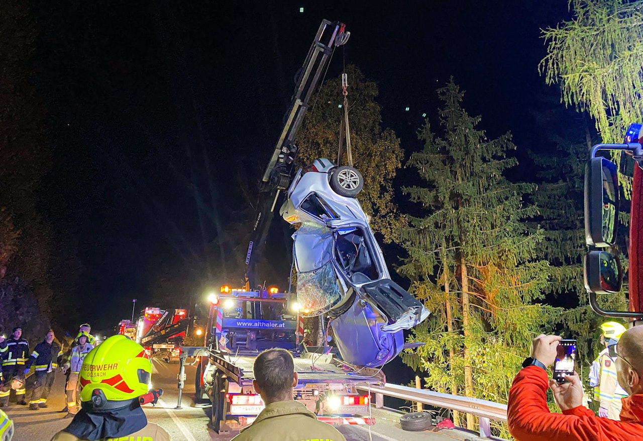 Heute.at - Lenkerin stürzt 35 Meter ab: Auto bleibt an Baum hängen