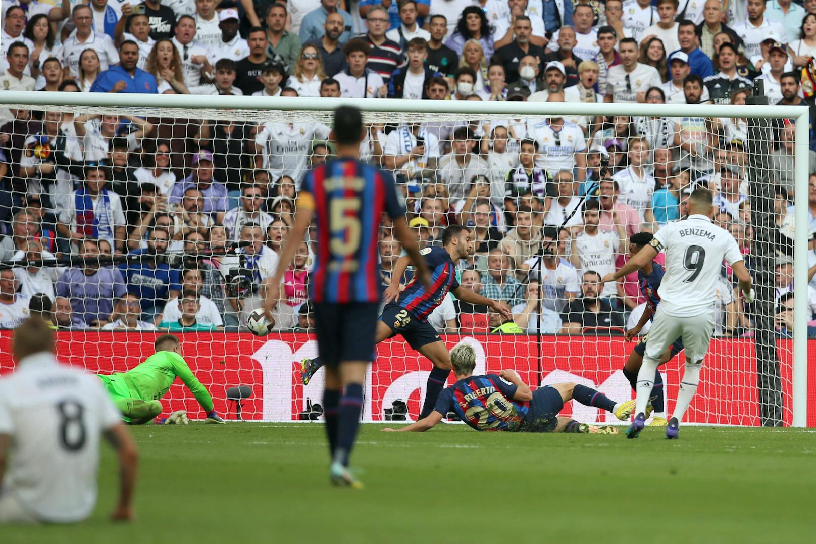 Real-Torjäger Benzema erzielt das 1:0 gegen Barcelona.