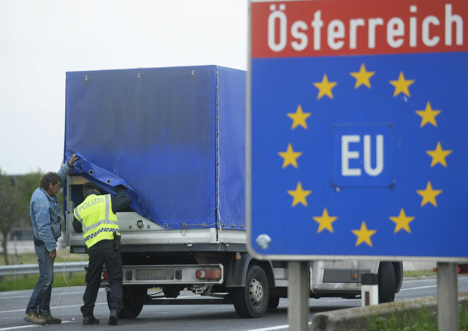 Grenzkontrolle eines Transporters an der Grenze zur Slowakei. (Archivfoto)