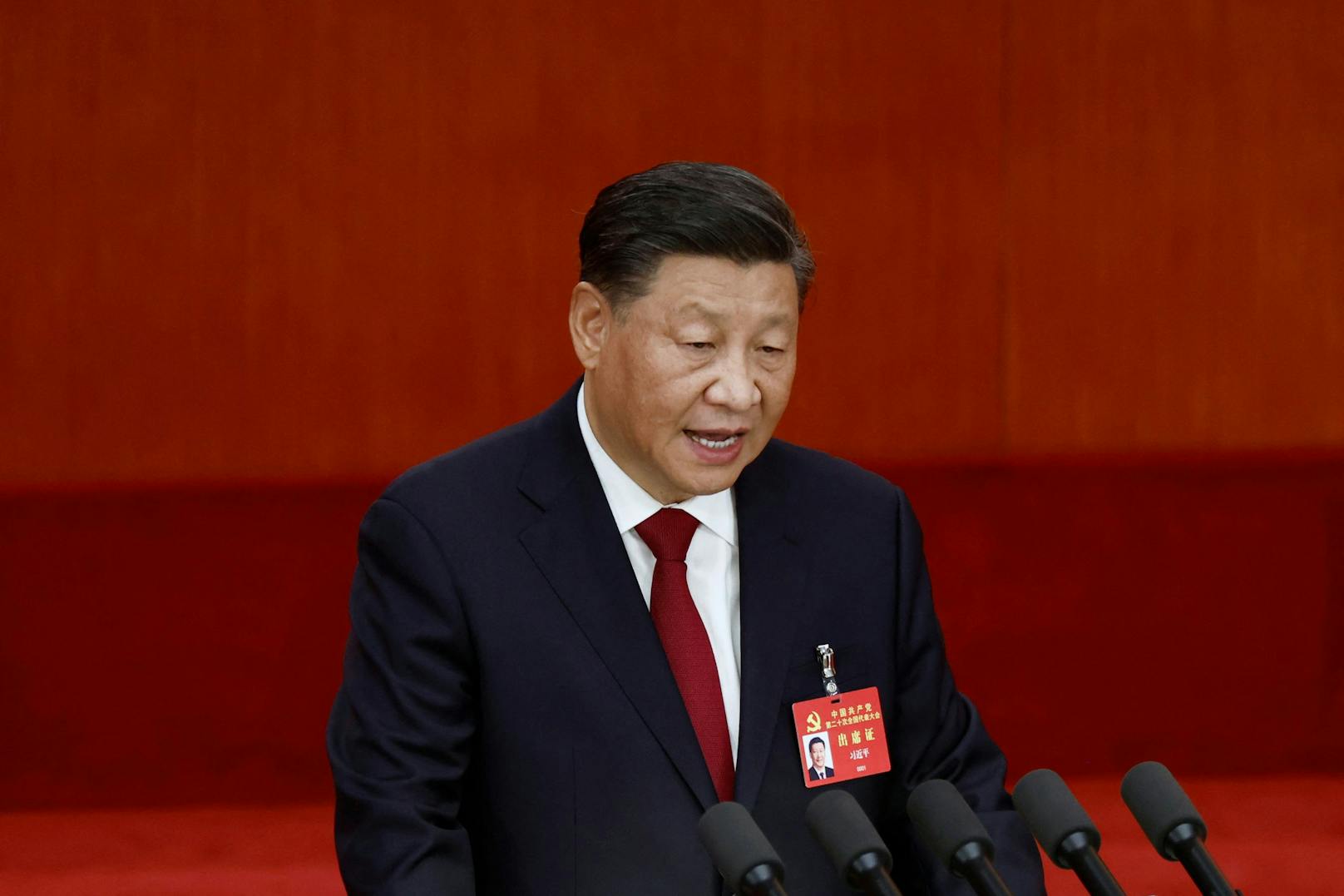 Will sich für weitere fünf Jahre wählen lassen: Chinas Staats- und Parteichef Xi Jinping während seiner Rede. (16. Oktober 2022)