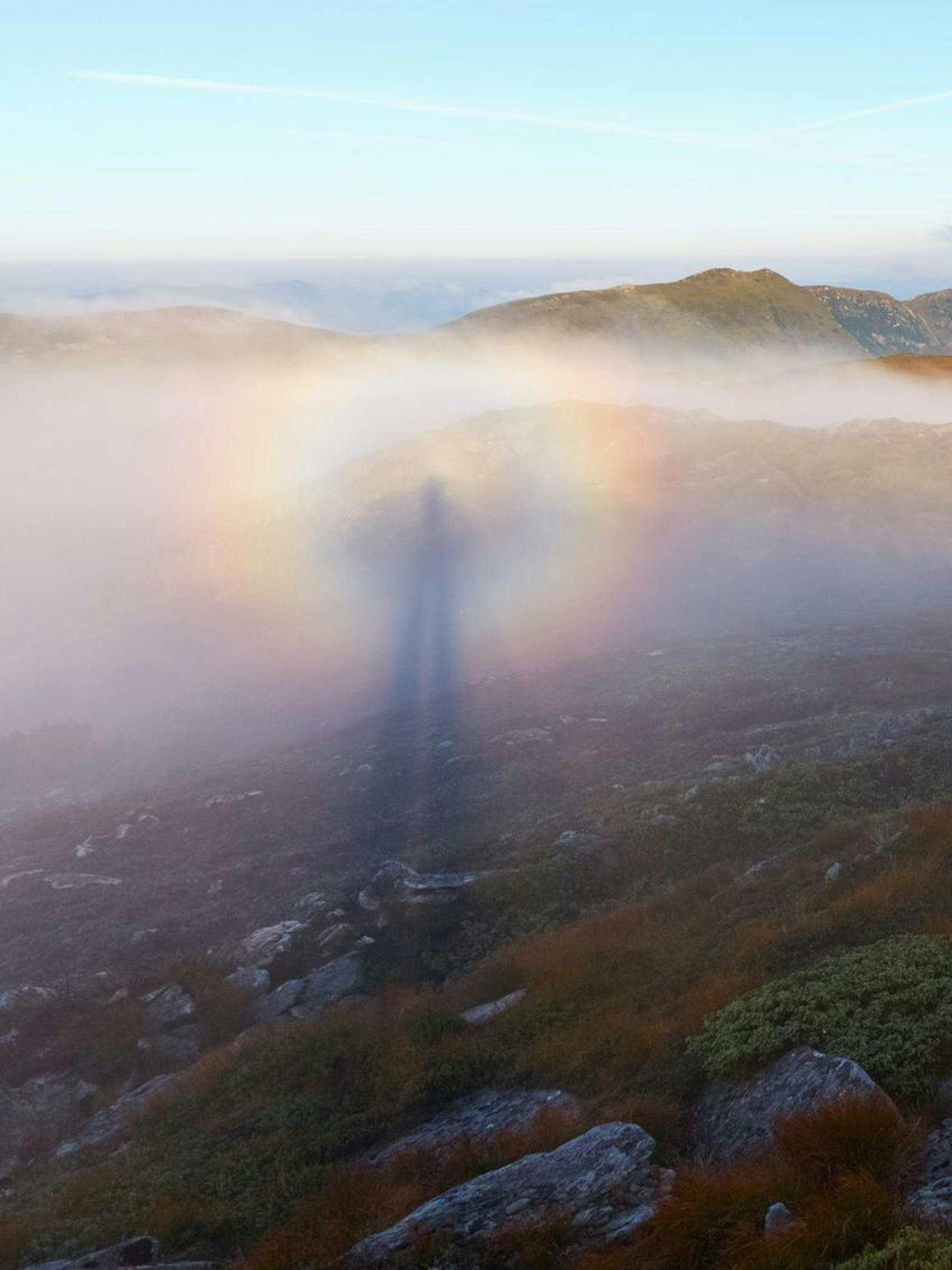 Bei dem sogenannten Brockengespenst handelt sich um den Schatten des Beobachters, der durch die Sonne in eine tiefer gelegene Nebelschicht projiziert wird.