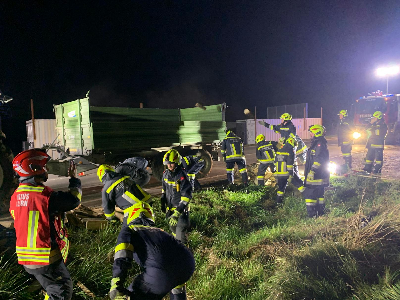 Die Feuerwehr packte mit an und verlud das Holz händisch wieder in den Anhänger.