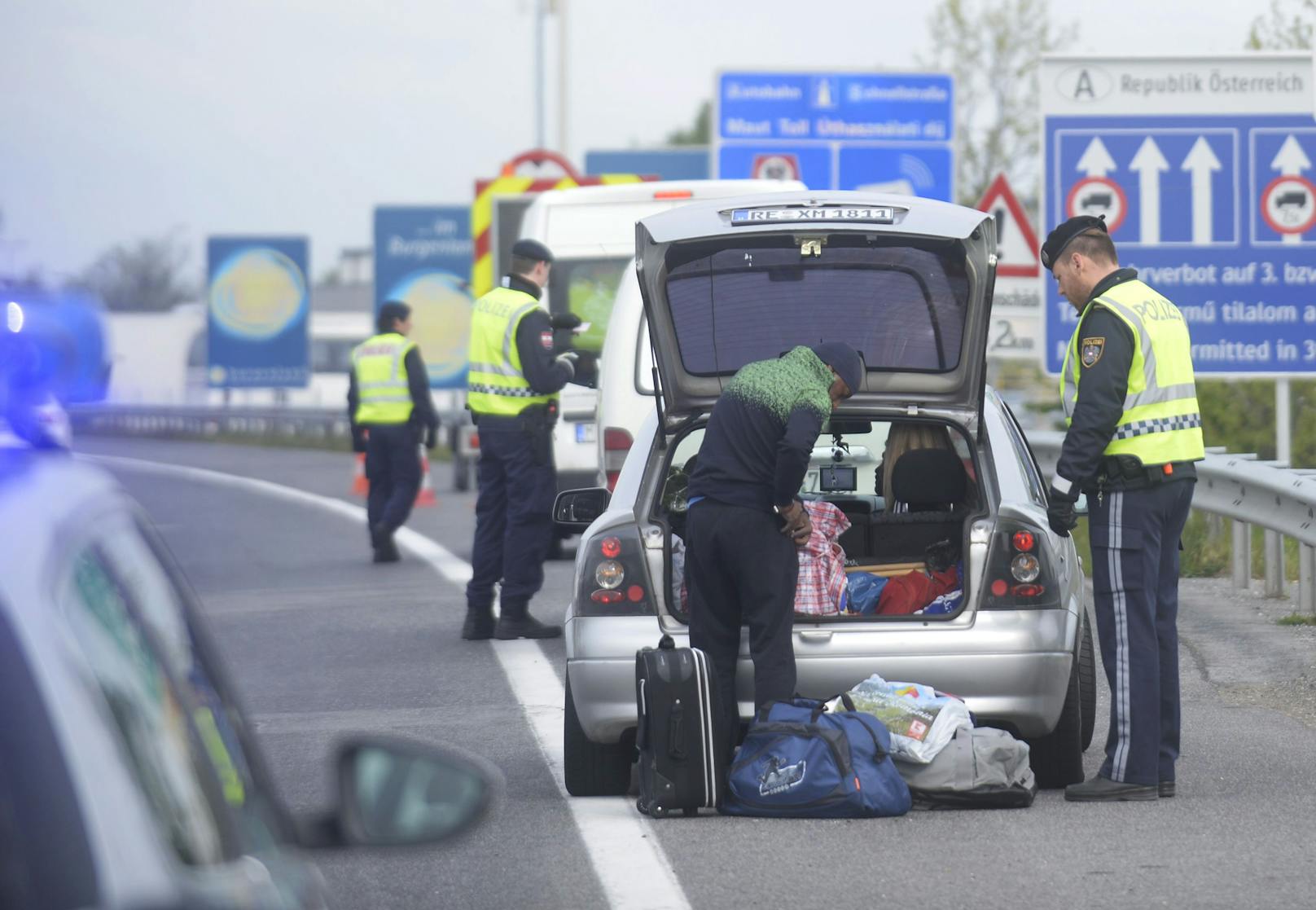An den Grenzübergängen werden jetzt wieder verstärkt Kontrollen durchgeführt. Die Polizei hat alleine an der Grenze zur Slowakei nun 200 Beamte aus Wien, Niederösterreich und dem Burgenland im Einsatz.