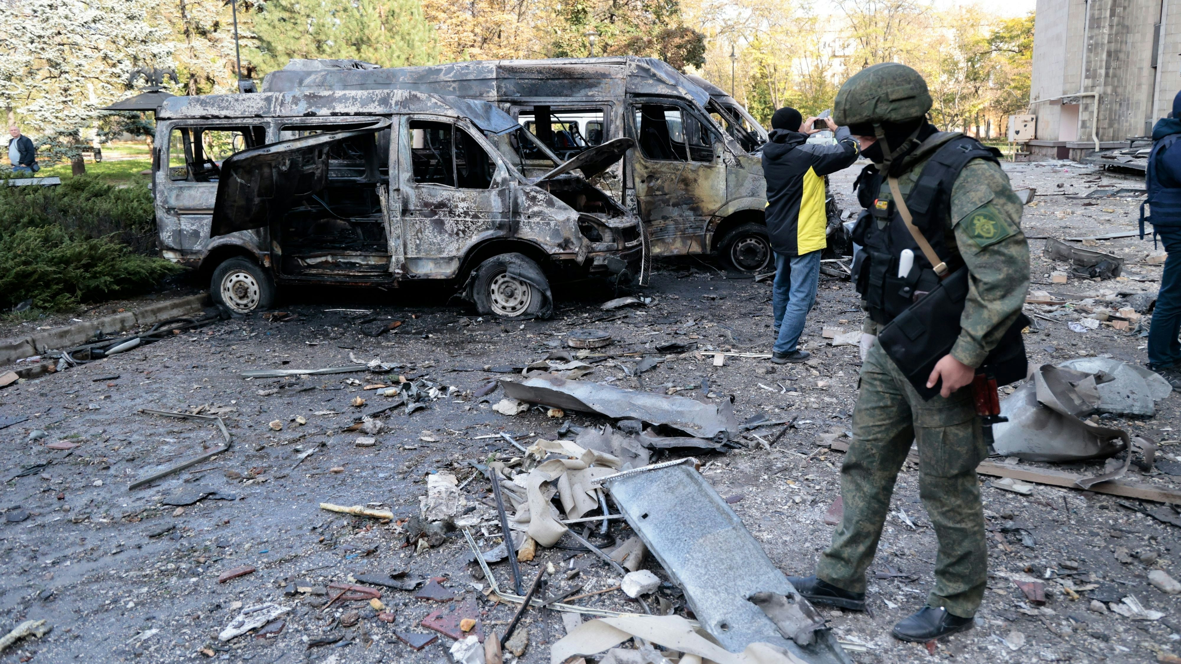 Download von www.picturedesk.com am 16.10.2022 (14:01).  Investigators inspect a site after shelling near an administrative building, in Donetsk, the capital of Donetsk People's Republic, eastern in Ukraine, Sunday, Oct. 16, 2022. According to the Donetsk People's Republic's (DPR) mission to the Joint Center for Control and Coordination, six 155mm munitions were fired at Donetsk in the early hours of Sunday. (AP Photo/Alexei Alexandrov) - 20221016_PD2124 - Rechteinfo: Rights Managed (RM)