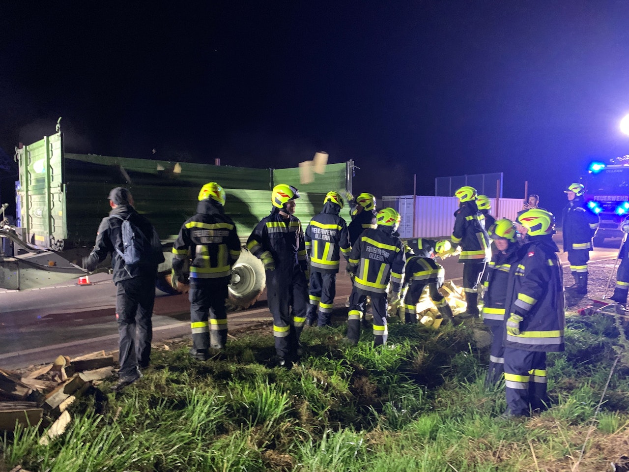 Heute.at - Wertvolle Ware! Brennholz landete bei Crash auf Straße