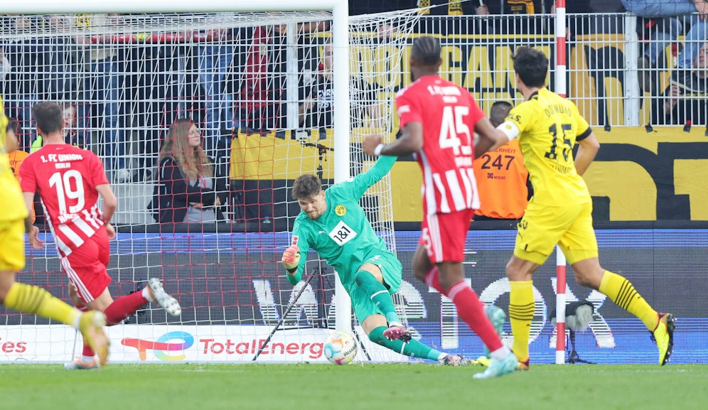 Kobel rutscht weg, serviert Union das 1:0 und die Tabellenführung.&nbsp;