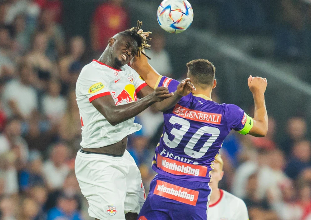 Kopfballduell: Solet (l.) überspringt Fischer 