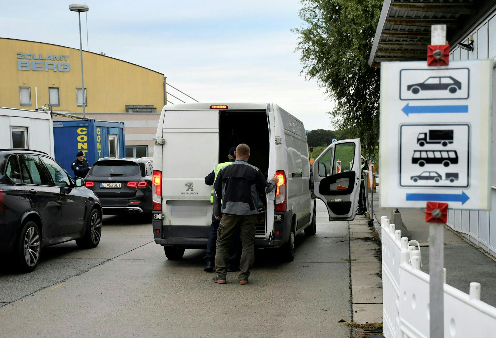 An den Grenzübergängen werden jetzt wieder verstärkt Kontrollen durchgeführt. Die Polizei hat alleine an der Grenze zur Slowakei nun 200 Beamte aus Wien, Niederösterreich und dem Burgenland im Einsatz.