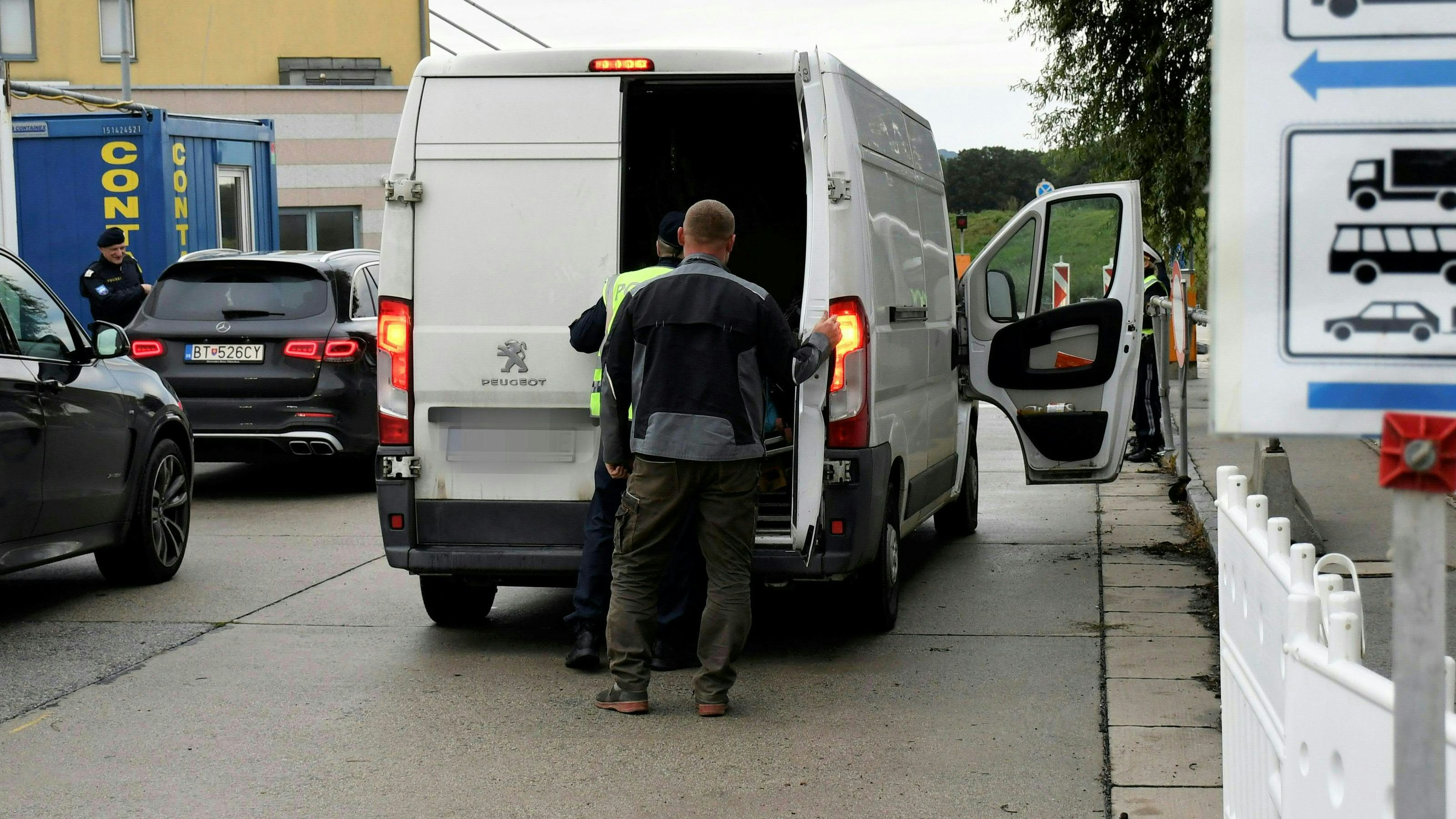 Download von www.picturedesk.com am 16.10.2022 (15:55).  ABD0039_20220929 - BERG - ÖSTERREICH: ZU APA0116 VOM 29.9.2022 - Grenzkontrollen, aufgenommen am Donnerstag, 29. September 2022, am Grenzübergang in Berg in Niederösterreich. Die Polizei hat 200 Beamte aus Wien, Niederösterreich und dem Burgenland im Einsatz. - FOTO: APA/ERNST WEISS - 20220929_PD1846 - Rechteinfo: Rights Managed (RM)