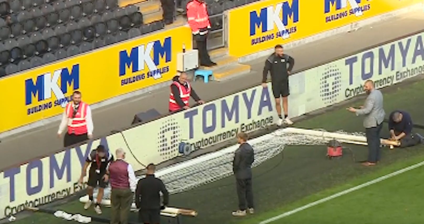Arbeiter schneiden das Tor im MKM Stadium von Hull City zurecht.&nbsp;