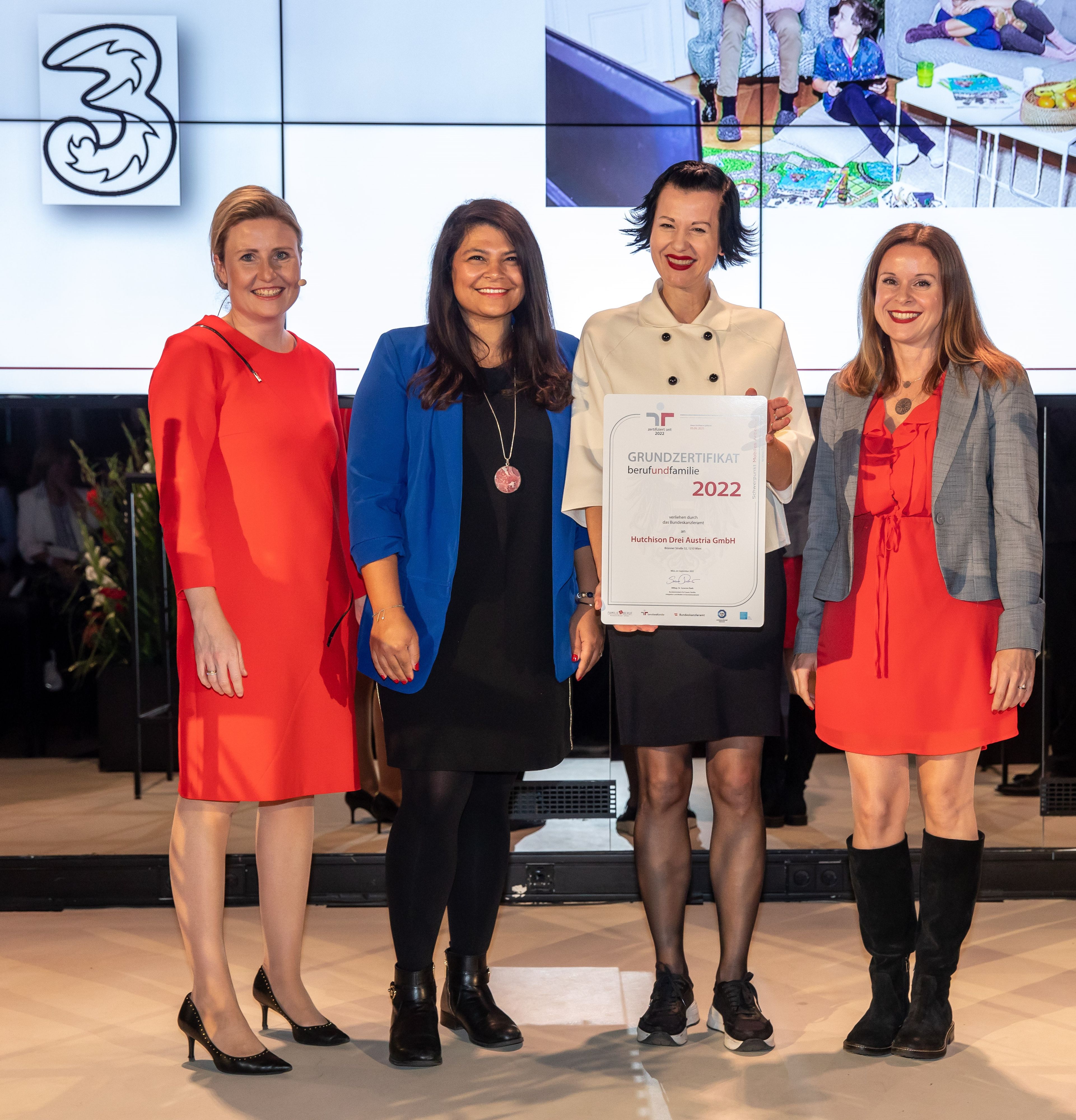 Ministerin Susanne Raab, Key Account Manager Nadia Tor, Teamleader HR Susanna Horky und HR Business Partner Heidi Csamay von Drei Österreich.