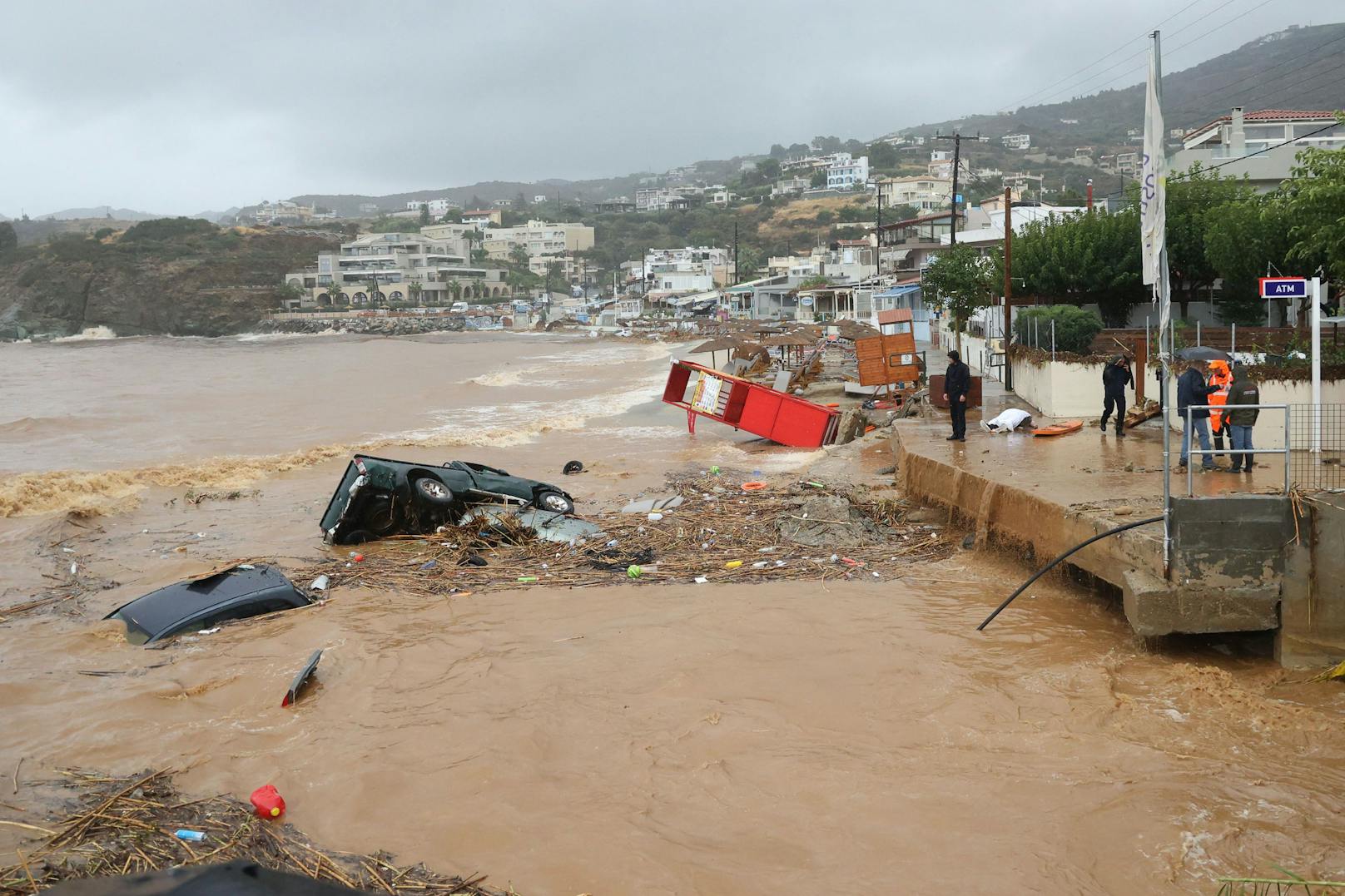 Im Ferienort Agia Pelagia lagen von den Wassermassen mitgerissene Fahrzeuge am Strand.