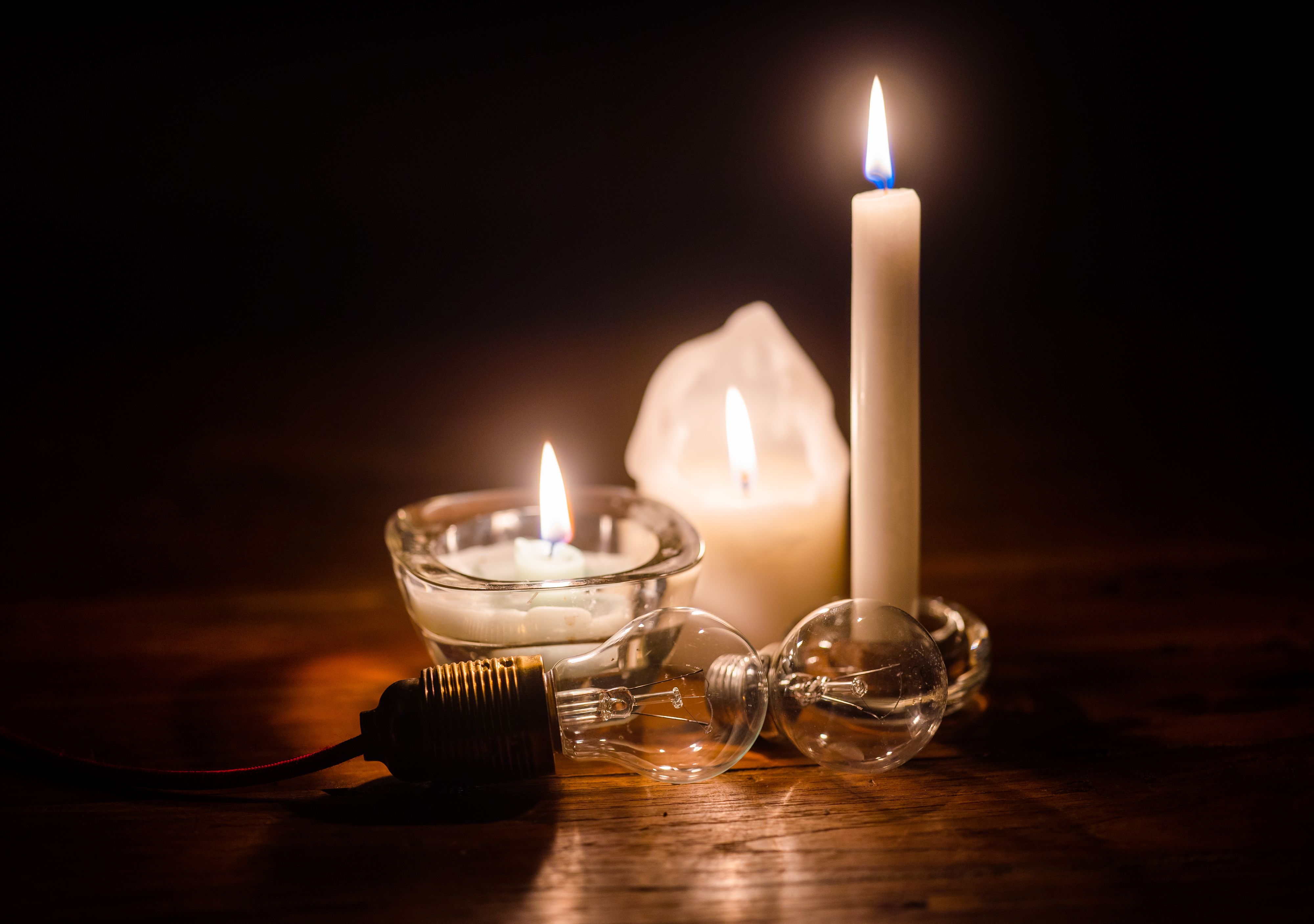 Download von www.picturedesk.com am 16.10.2022 (17:17).  ABD0015_20210114 - WIEN - ÖSTERREICH: ++ THEMENBILD ++ Illustration zum Thema "Blackout"; fotografiert am Mittwoch, 13. Jänner 2021, in Wien. Im Bild: Brennnede Kerzen und zwei Glühbirnen. - FOTO: APA/GEORG HOCHMUTH - 20210113_PD10376 - Rechteinfo: Rights Managed (RM)