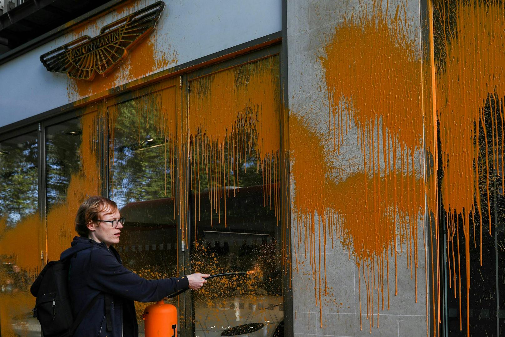 Die Aktivisten besprühten die Fassade des Shops mit Farbe.