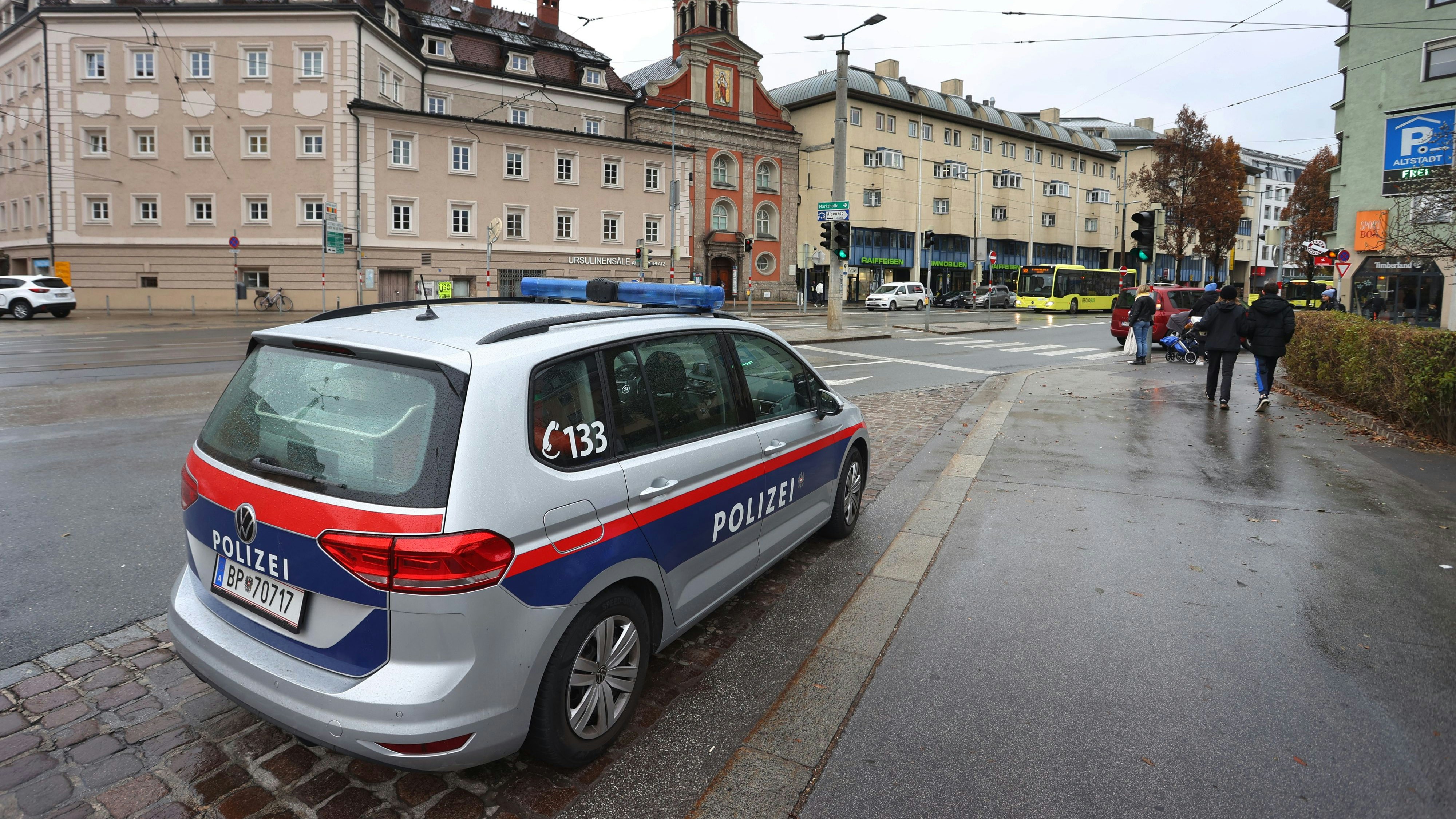 Download von www.picturedesk.com am 16.10.2022 (11:14).  22 November 2021, Austria, Innsbruck: A police car is parked in the city centre. Austria goes into a lockdown again from Monday due to the massive fourth Corona wave. Photo: Karl-Josef Hildenbrand/dpa - 20211122_PD4479 - Rechteinfo: Rights Managed (RM)