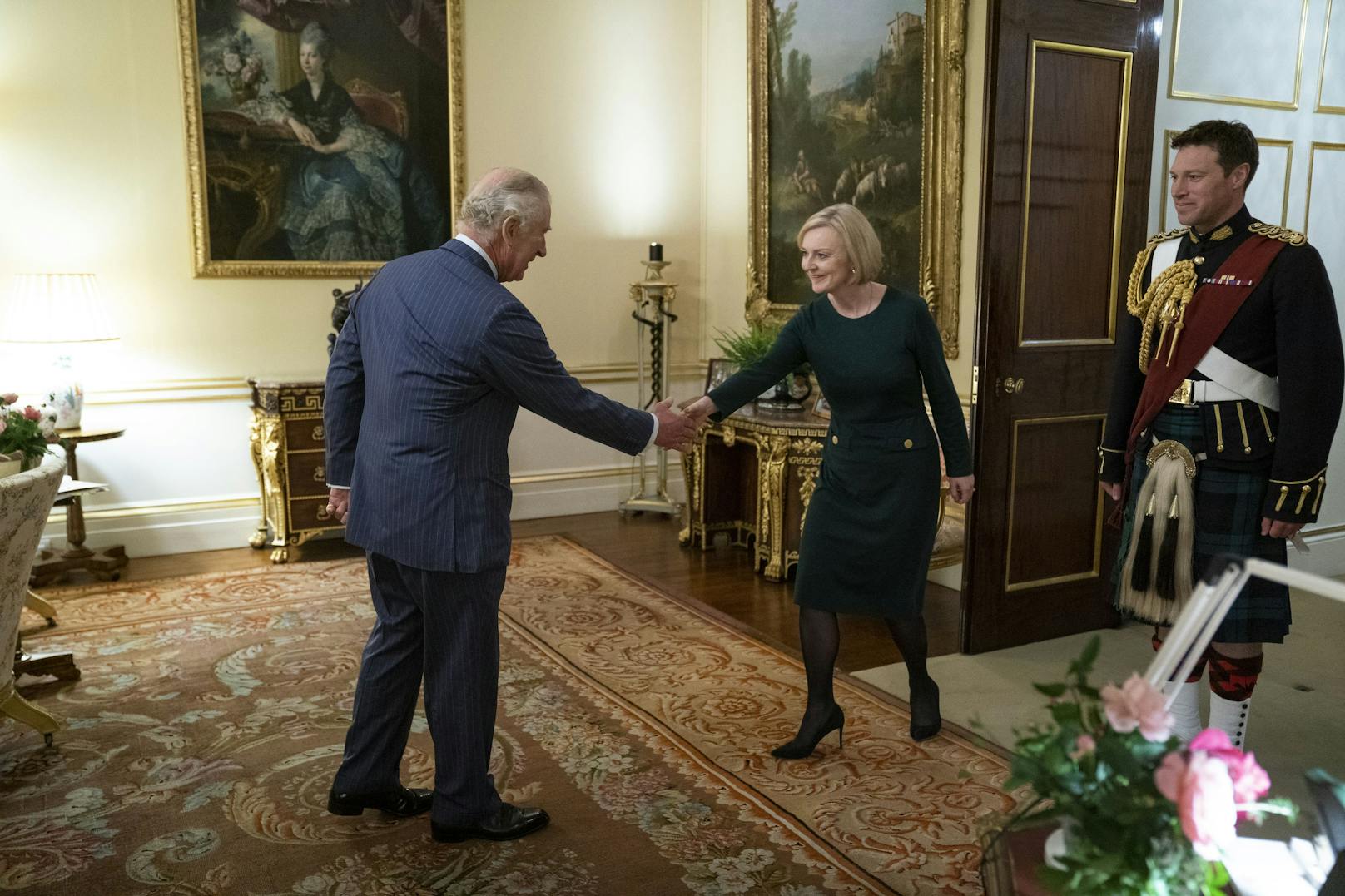Liz Truss gibt König Charles III. die Hand.