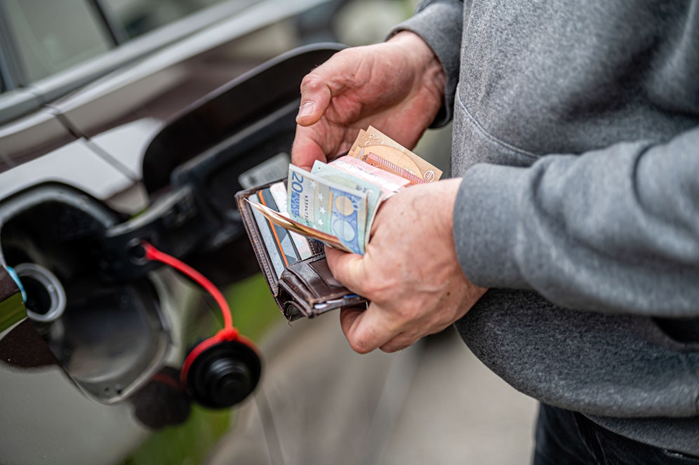 Beim ARBÖ zeigt man sich entsetzt darüber, was auf Autofahrer 2023 zukommt.