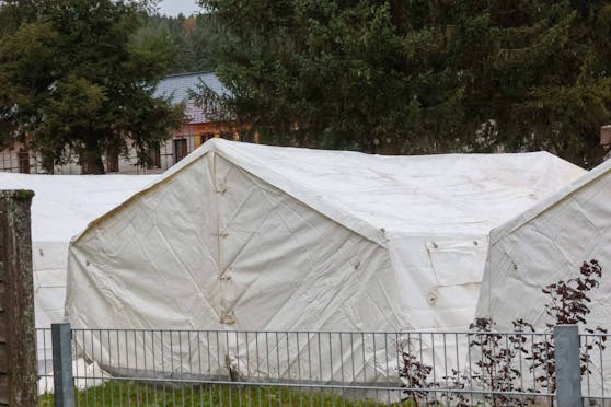 Bilder aus St. Georgen im Attergau (Oberösterreich): Hier wurden bereits Zelte aufgebaut.&nbsp;