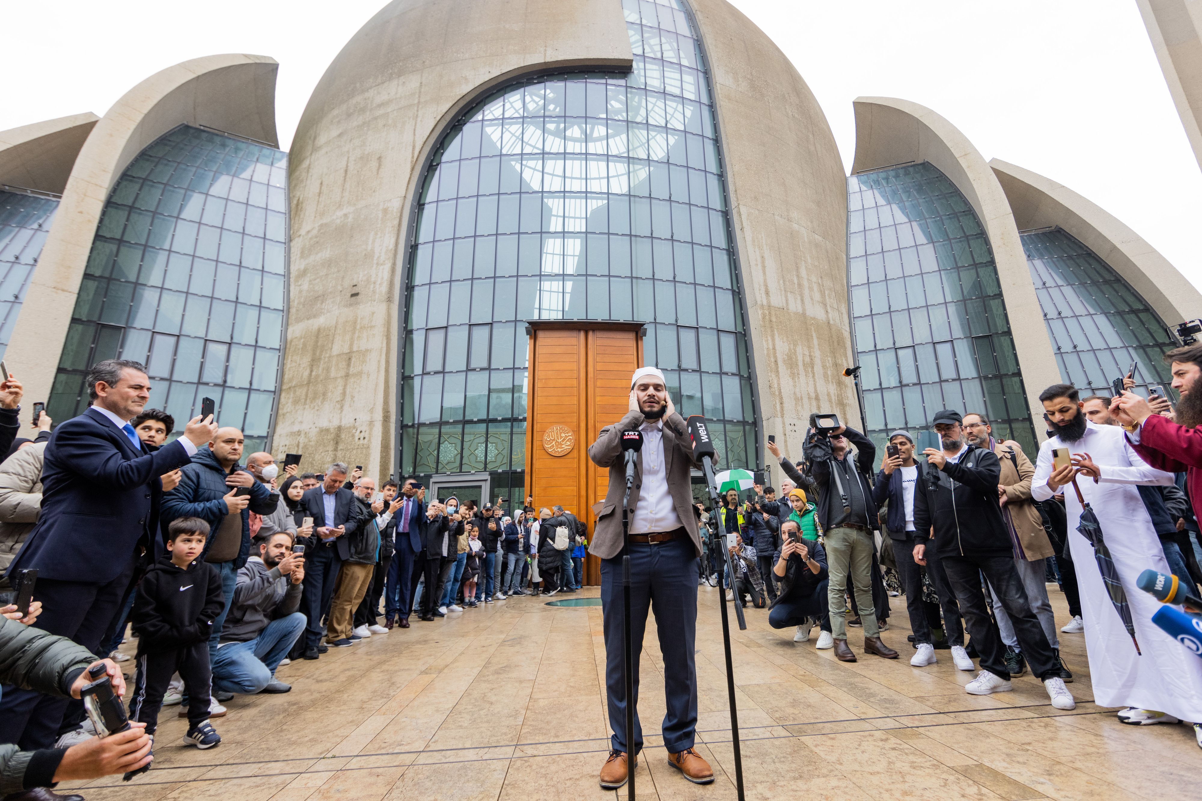 Imam Mustafa Kader ruft zum Gebet.