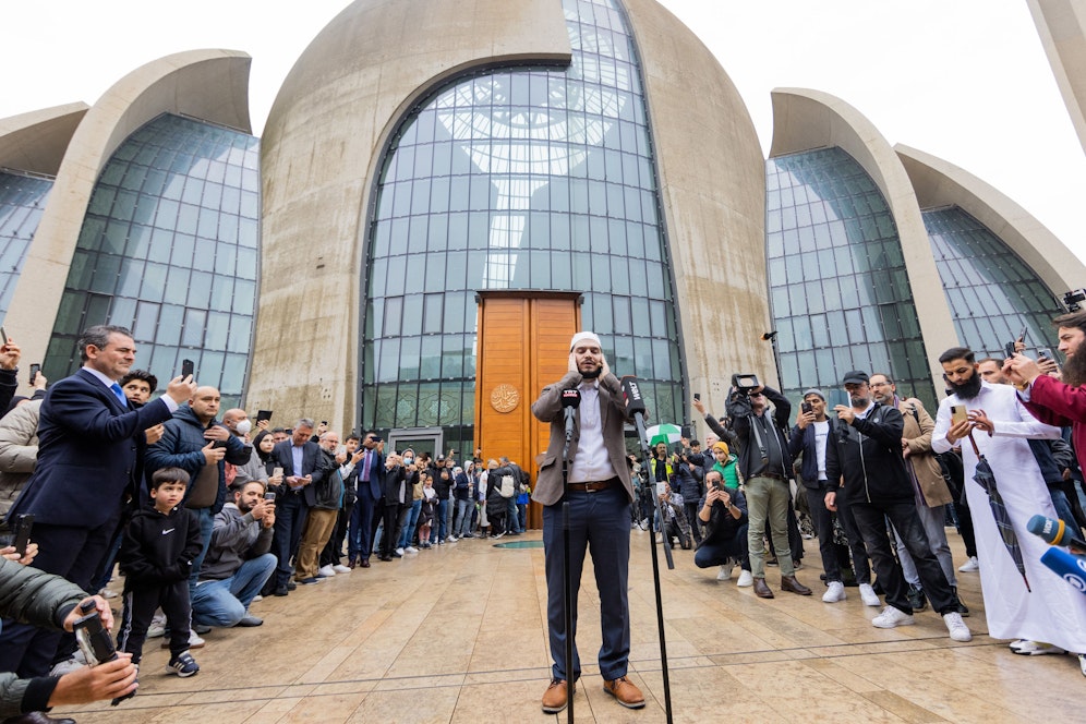 Imam Mustafa Kader ruft zum Gebet.