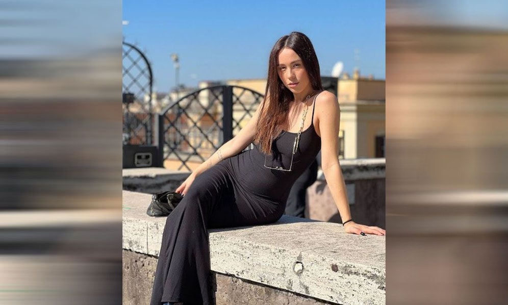 Aurora zeigt ihre Babykugel.