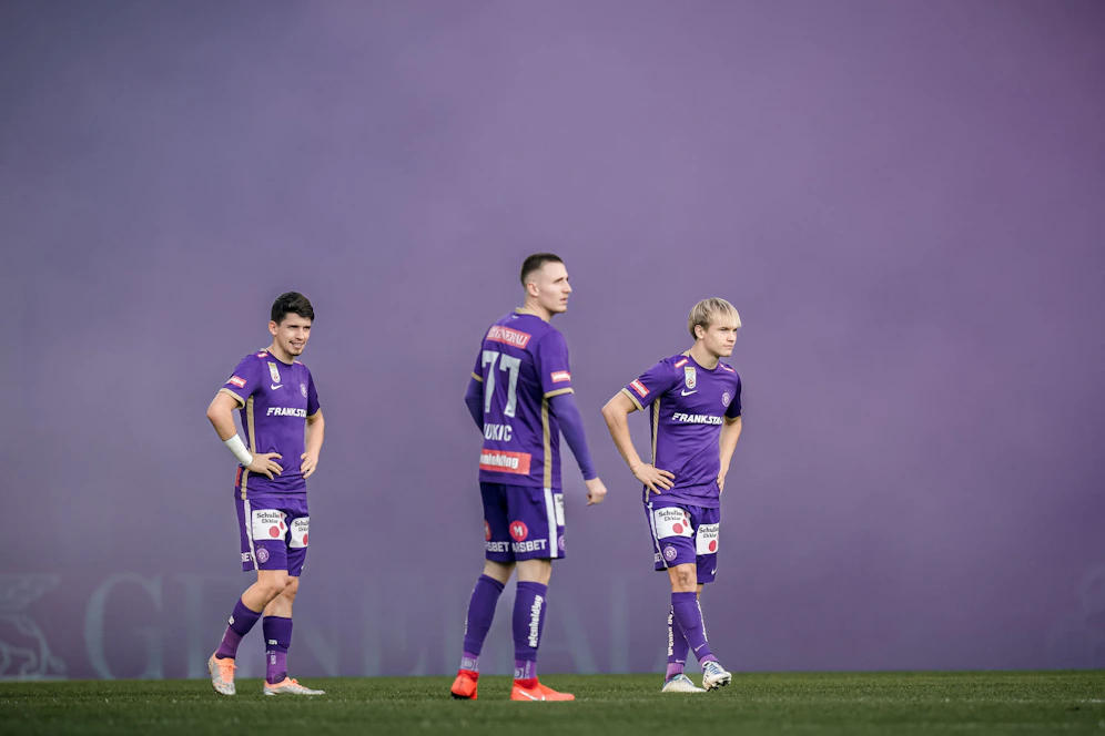 Dichter violetter Nebel in der Generali Arena