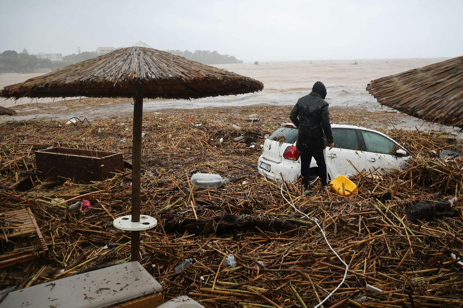 Ein heftiges Sturm-Unwetter mit Sturzfluten hat am Samstag die Nordküste der griechischen Insel Kreta verwüstet.