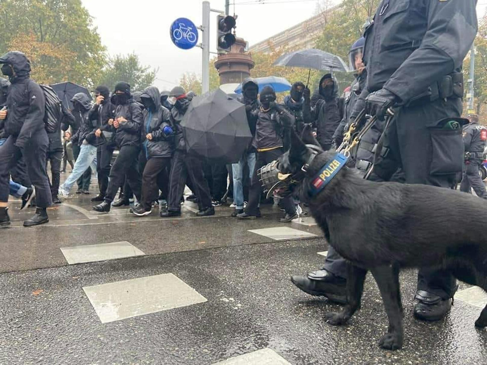 Die Polizei war mit Spezialhunden vor Ort.