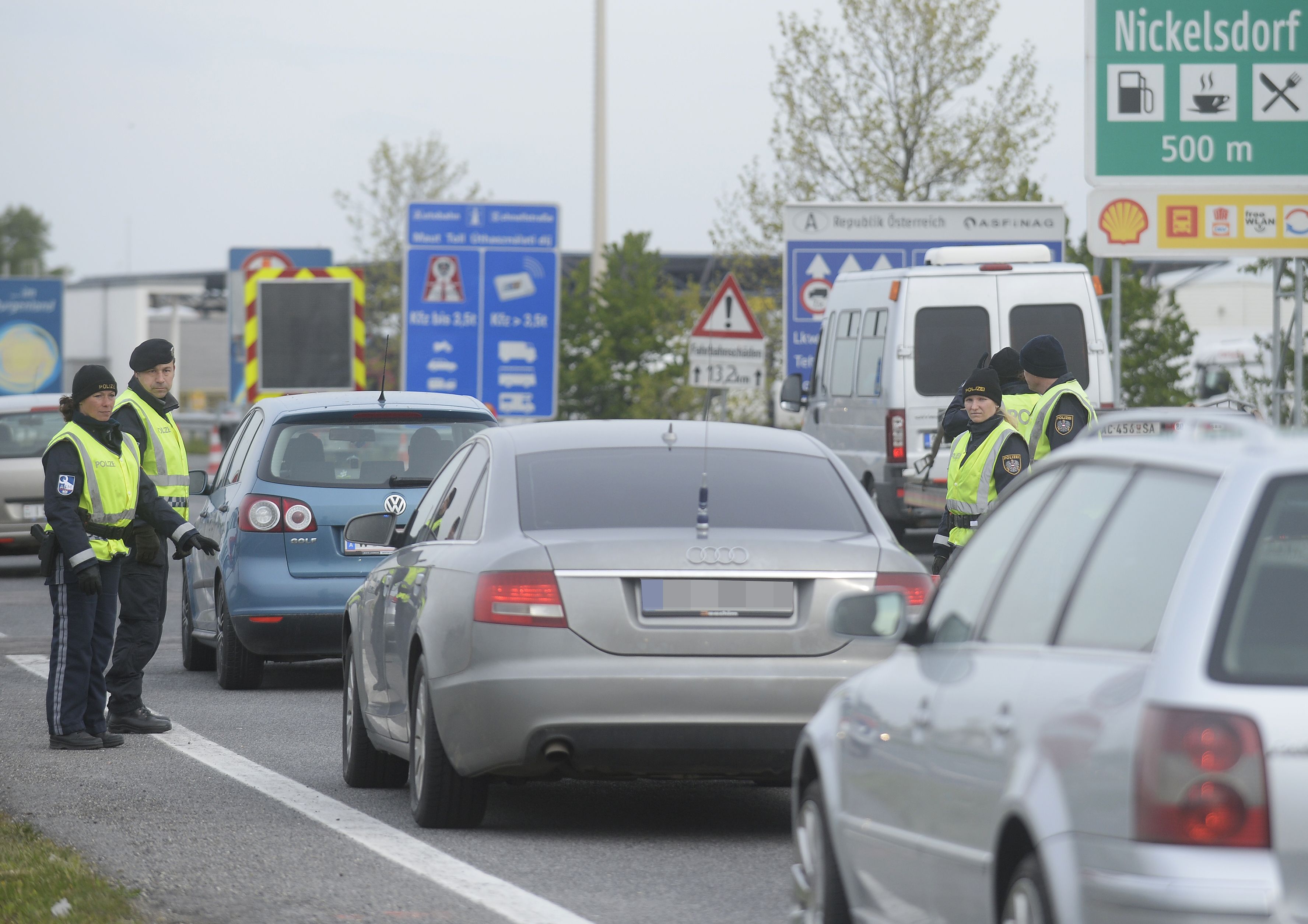 An den Grenzübergängen werden jetzt wieder verstärkt Kontrollen durchgeführt. Die Polizei hat alleine an der Grenze zur Slowakei nun 200 Beamte aus Wien, Niederösterreich und dem Burgenland im Einsatz.