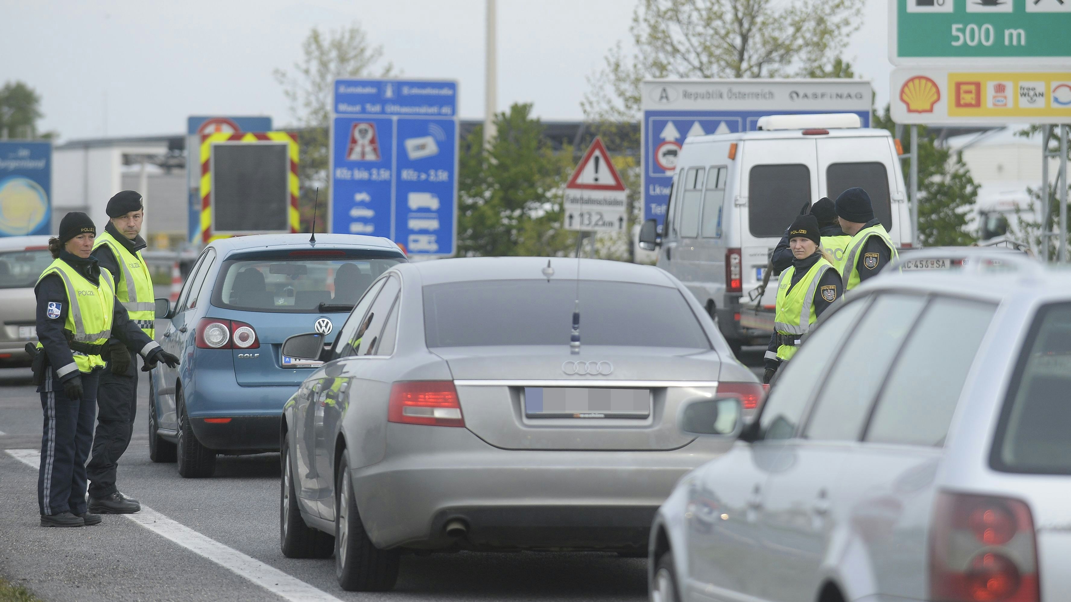 An den Grenzübergängen werden jetzt wieder verstärkt Kontrollen durchgeführt. Die Polizei hat alleine an der Grenze zur Slowakei nun 200 Beamte aus Wien, Niederösterreich und dem Burgenland im Einsatz.