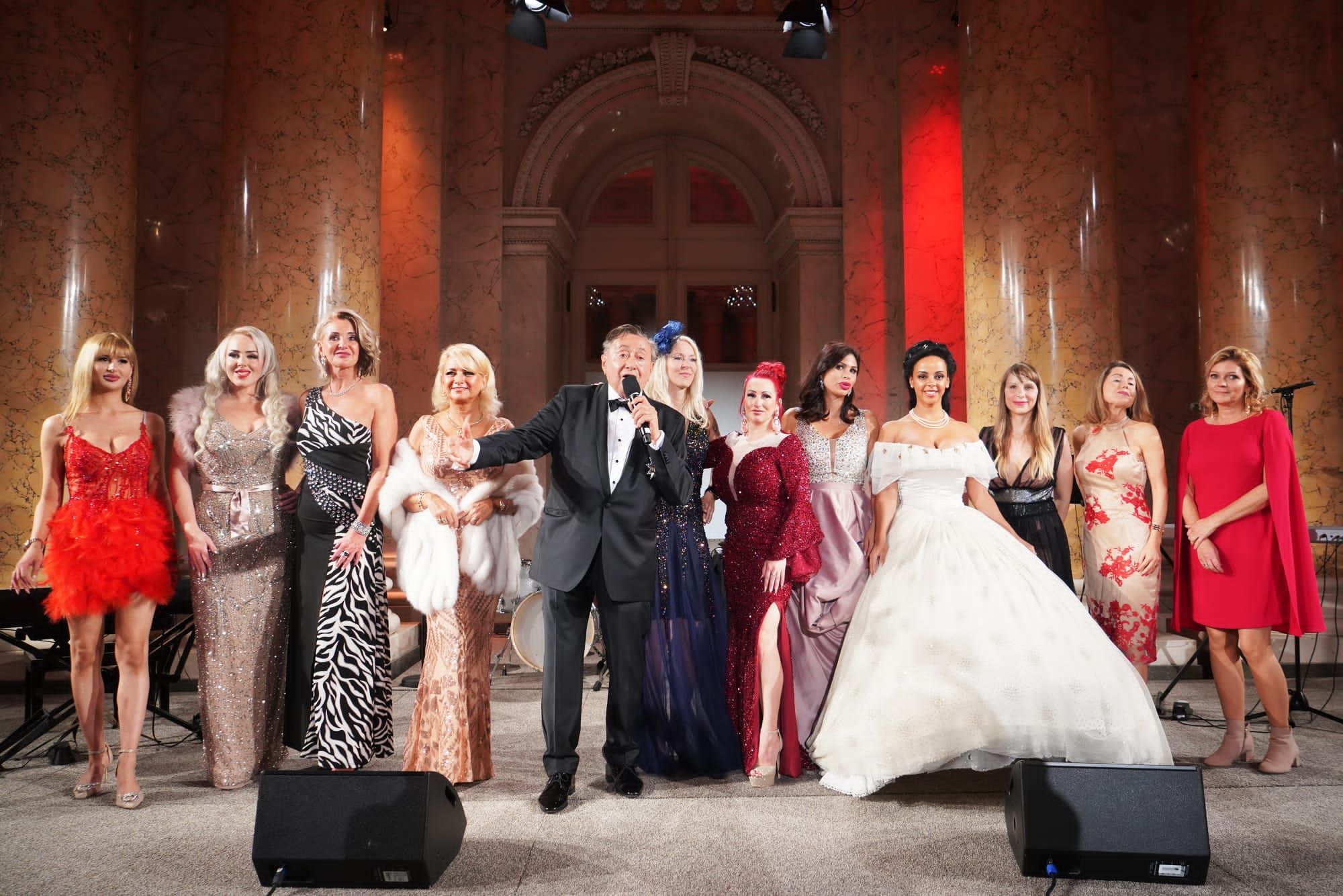 Richard Lugner auf seiner Party mit all seinen Tierchen 