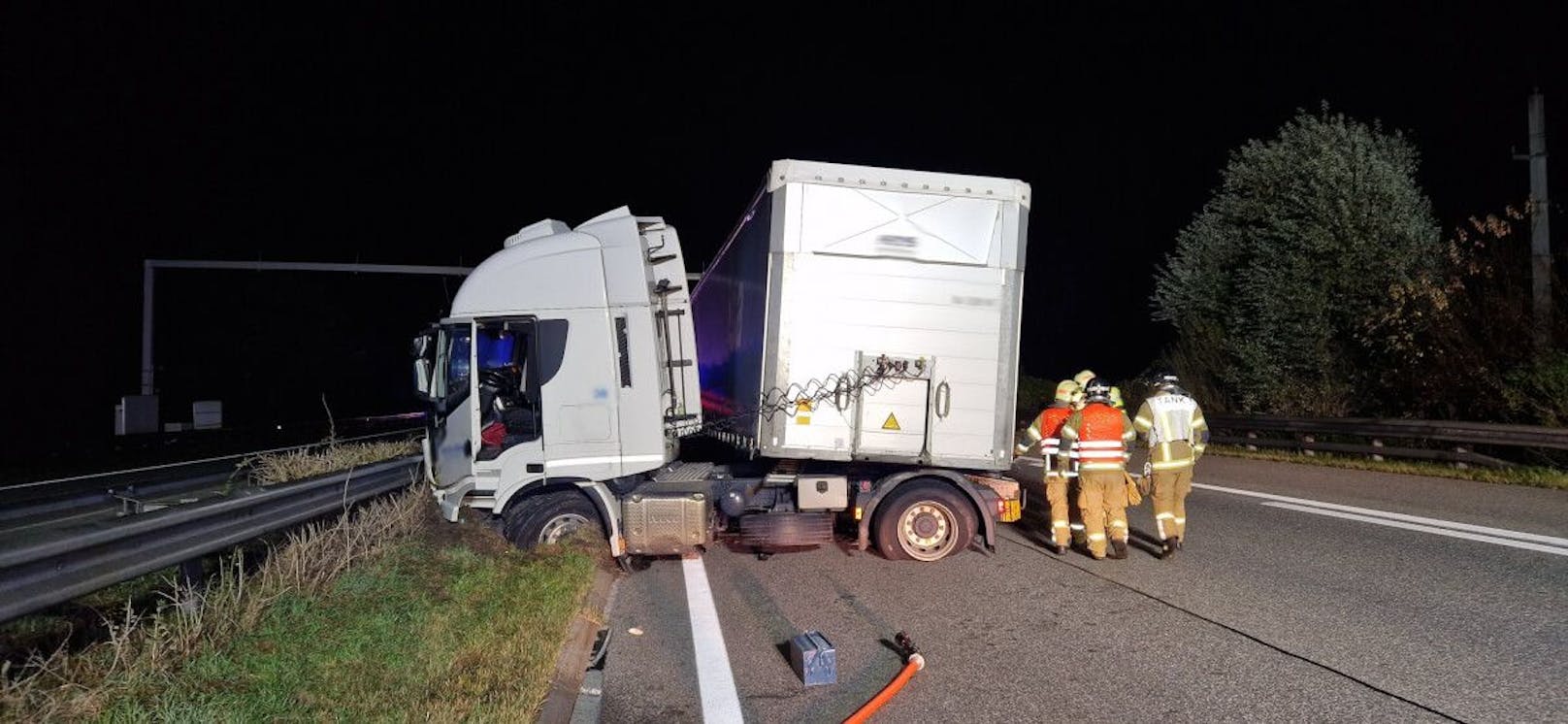 Horror-Crash auf der A12 Inntalautobahn: Zwei Lastwagen durchbrechen die Mittelleitschiene und geraten auf die Gegenfahrbahn.