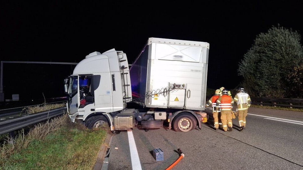 Horror-Crash auf der A12 Inntalautobahn: Zwei Lastwagen durchbrechen die Mittelleitschiene und geraten auf die Gegenfahrbahn.