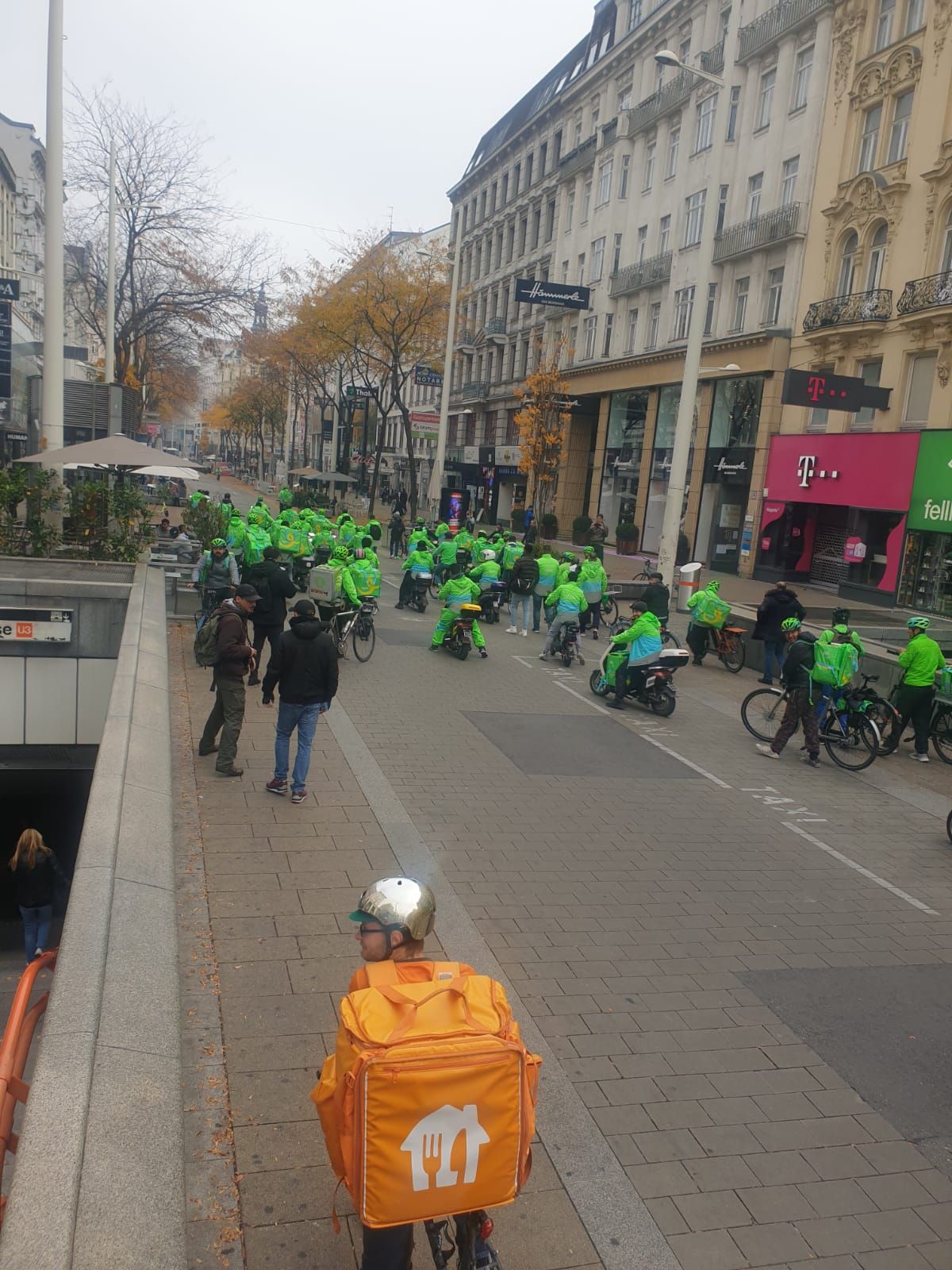 Die Essenslieferanten haben die Nase voll: Sie fordern mehr Gehalt und bessere Arbeitsbedingungen.