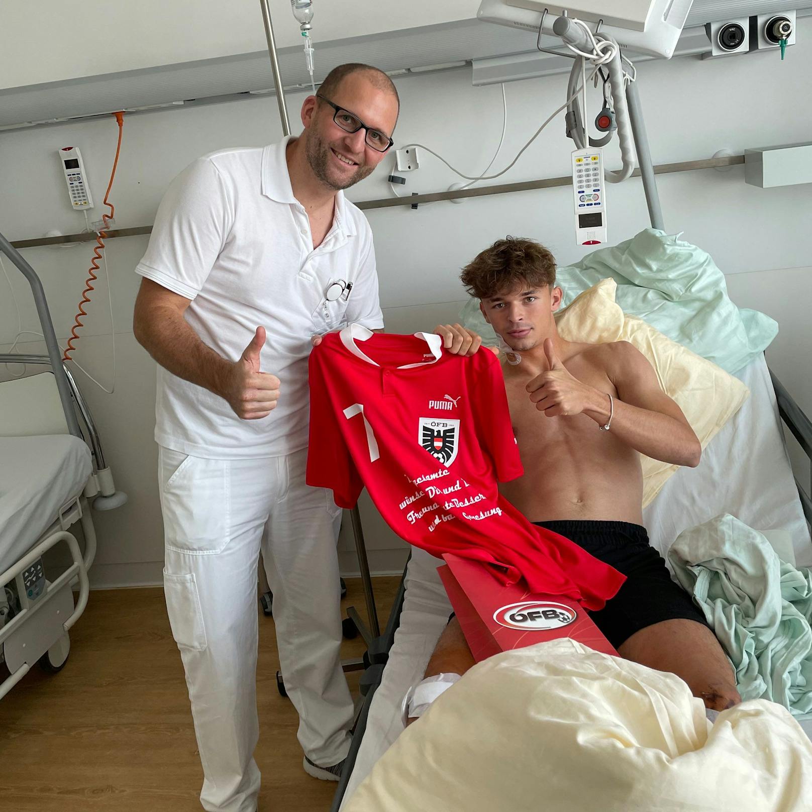 Das erste Foto von U21-Teamkicker Muharem Huskovic nach seinem schweren Unfall