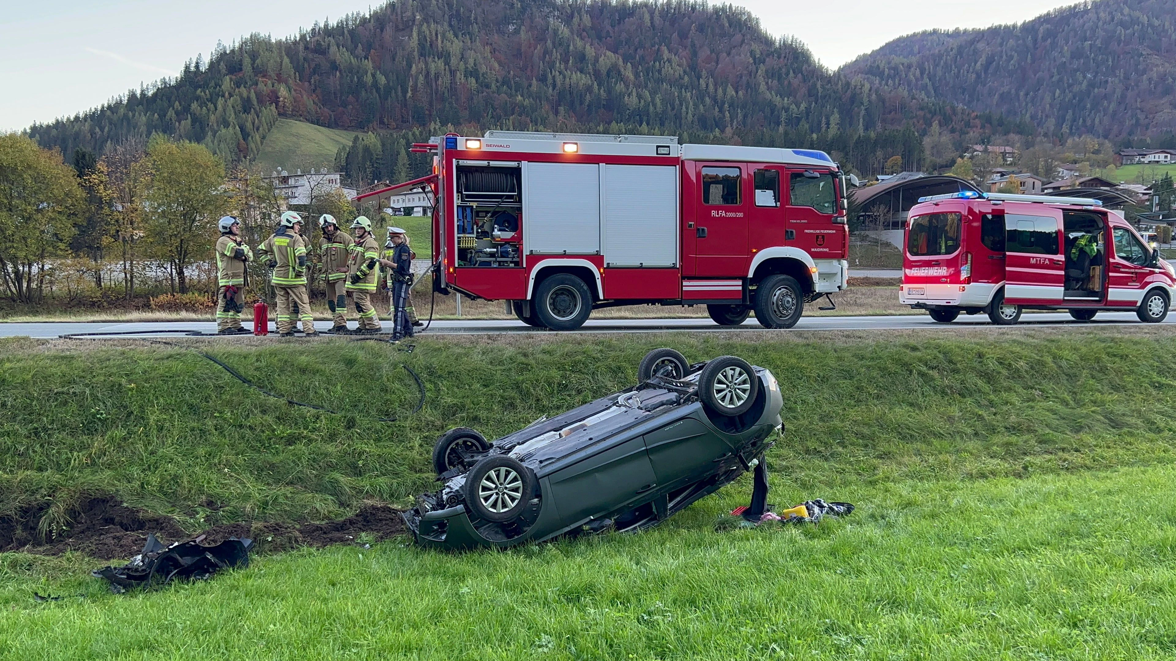 Waidring-Fahrzeugüberschlag auf der Loferer Bundesstraße -Fotocredit: ZOOM.TIROL 