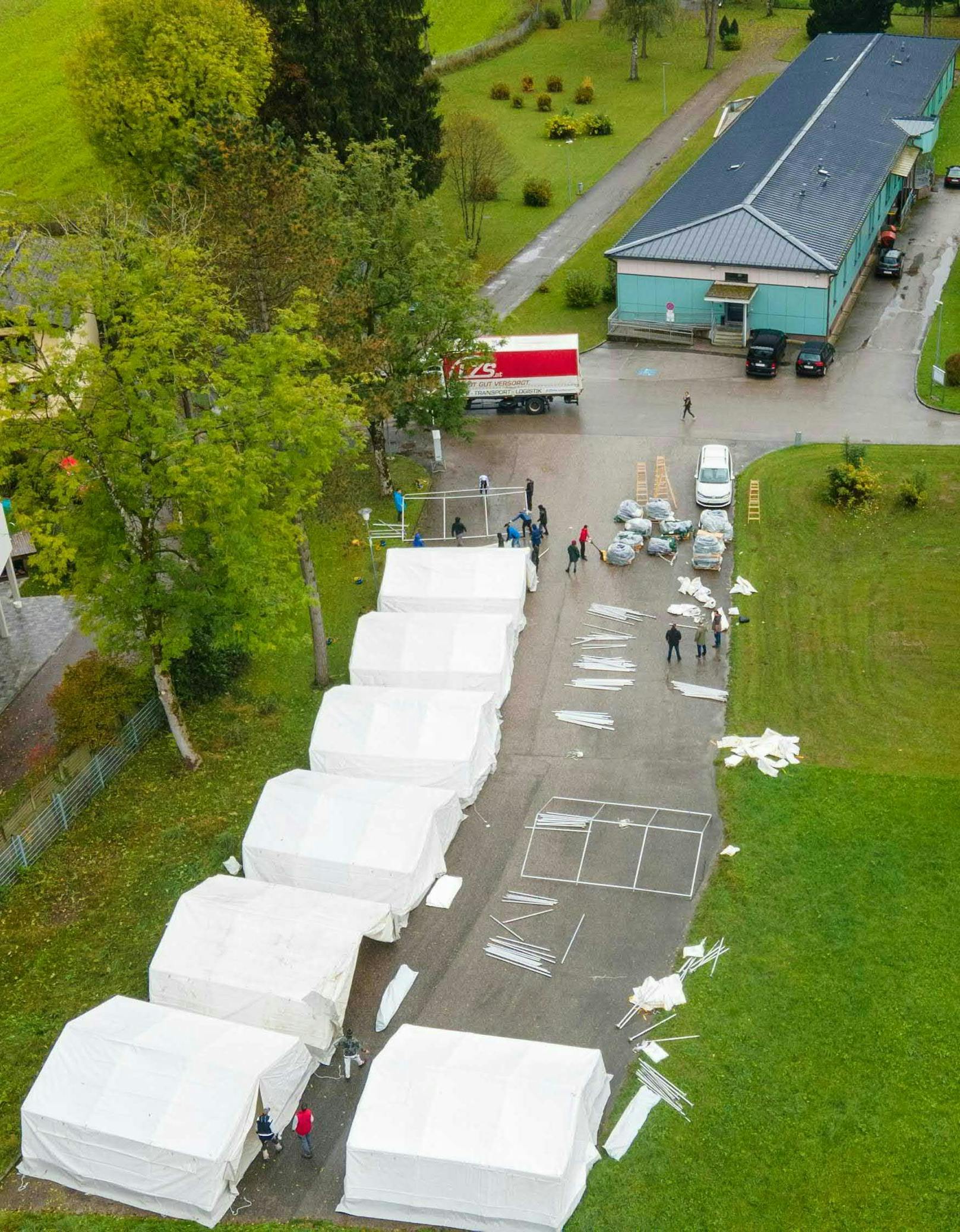 In St. Georgen im Attergau (Bezirk Vöcklabruck) stehen seit Samstag 15 beheizte Acht-Mann-Zelte, in denen Flüchtlinge untergebracht sind.