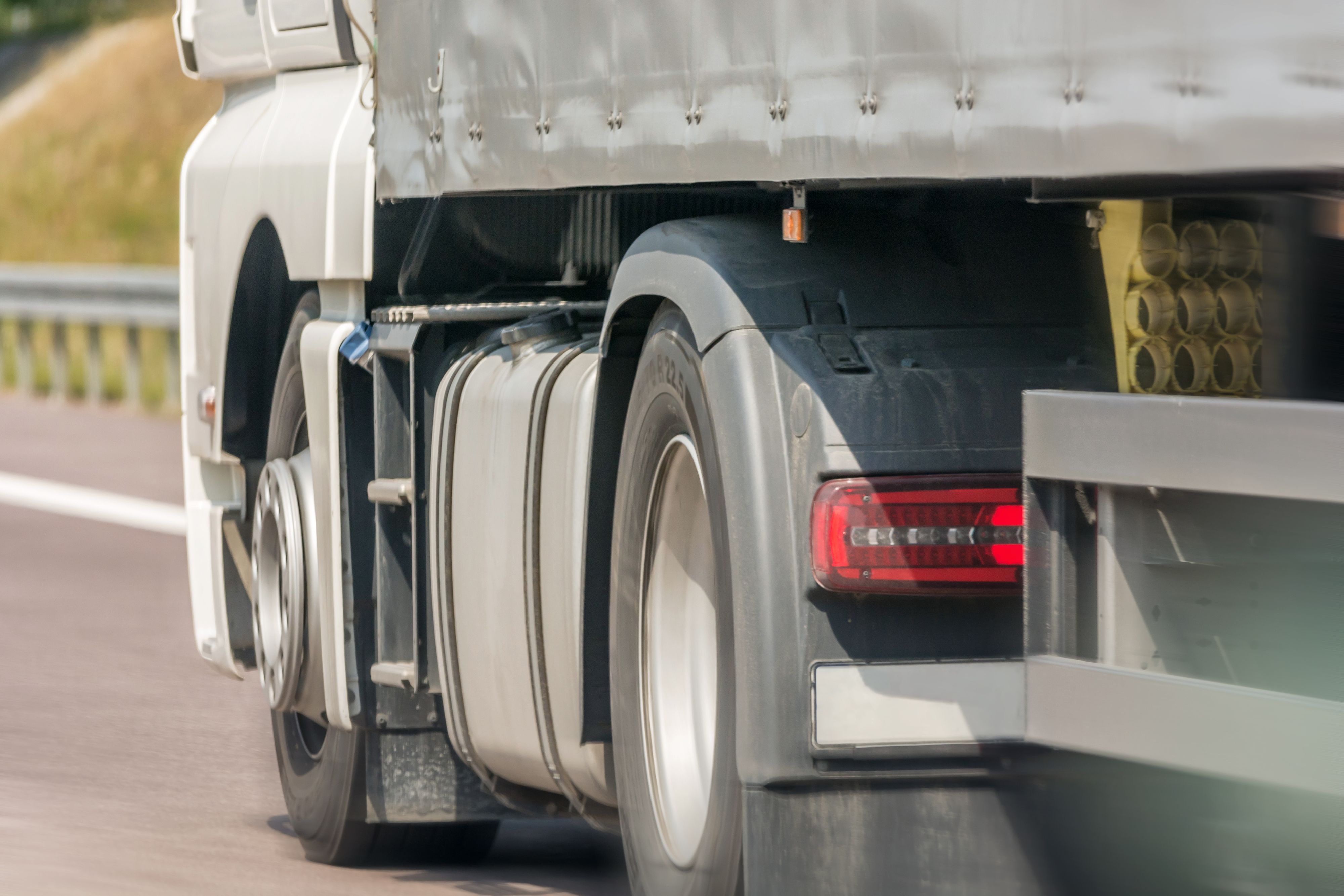 Der Lkw-Lenker wurde durch den Vorfall schwer verletzt. Symbolbild. 
