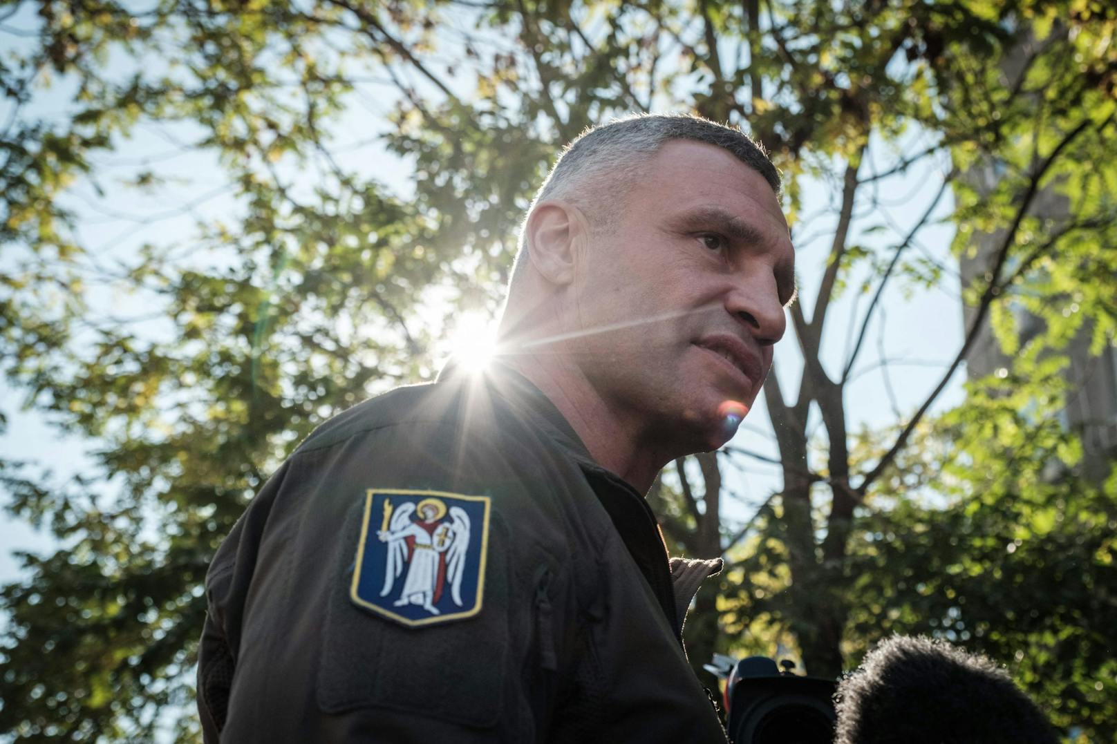 Bürgermeister Witali Klitschko sagte, es sei unter anderen das zentrale Stadtviertel Schewtschenko getroffen worden.