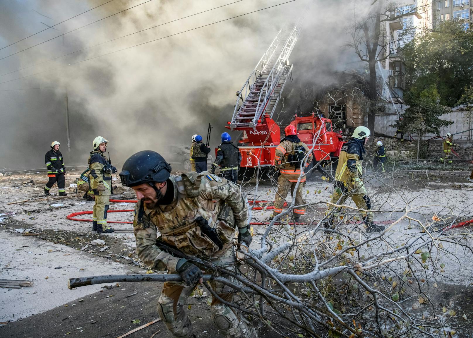 Laute Explosionen erschütterten die Stadt, Gebäude wurden in Brand gesetzt, Menschen retteten sich in Schutzräume.