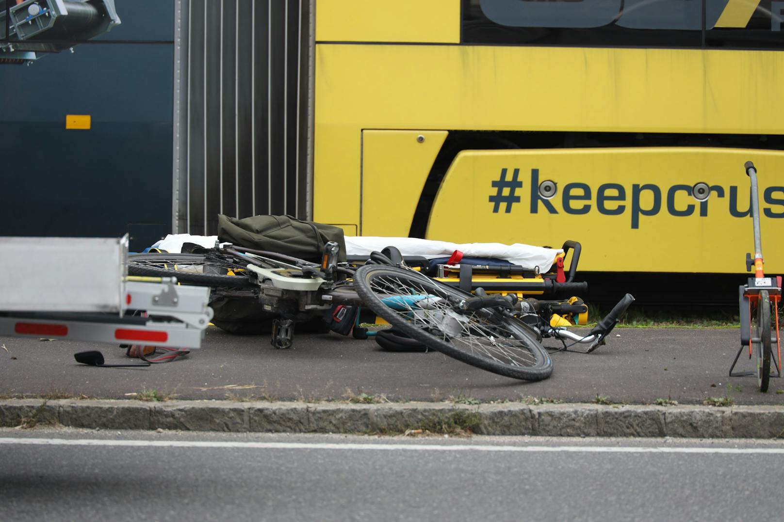In Linz wurde ein Radfahrer beim Zusammenstoß mit einer Straßenbahn getötet.
