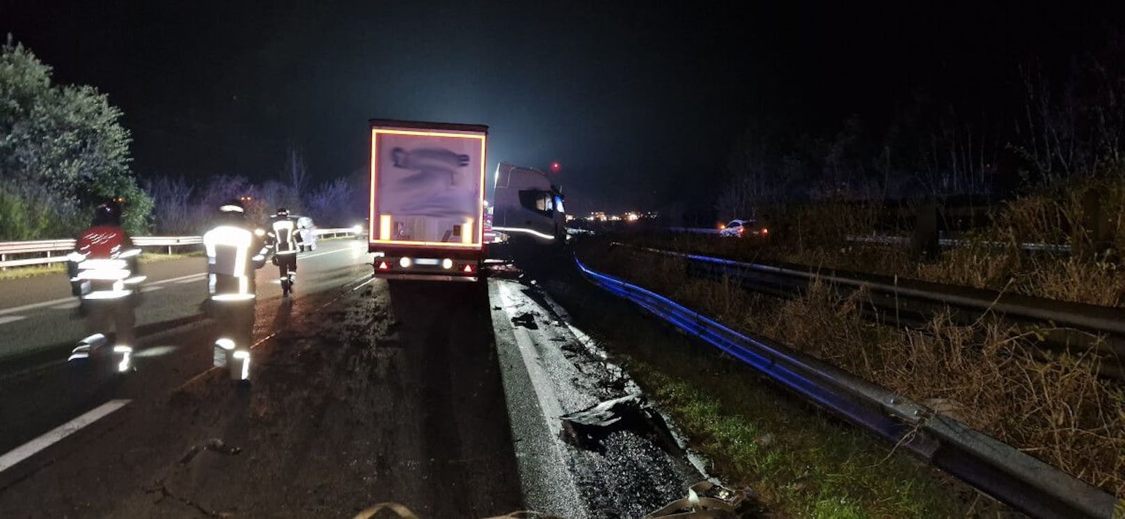 Horror-Crash auf der A12 Inntalautobahn: Zwei Lastwagen durchbrechen die Mittelleitschiene und geraten auf die Gegenfahrbahn.