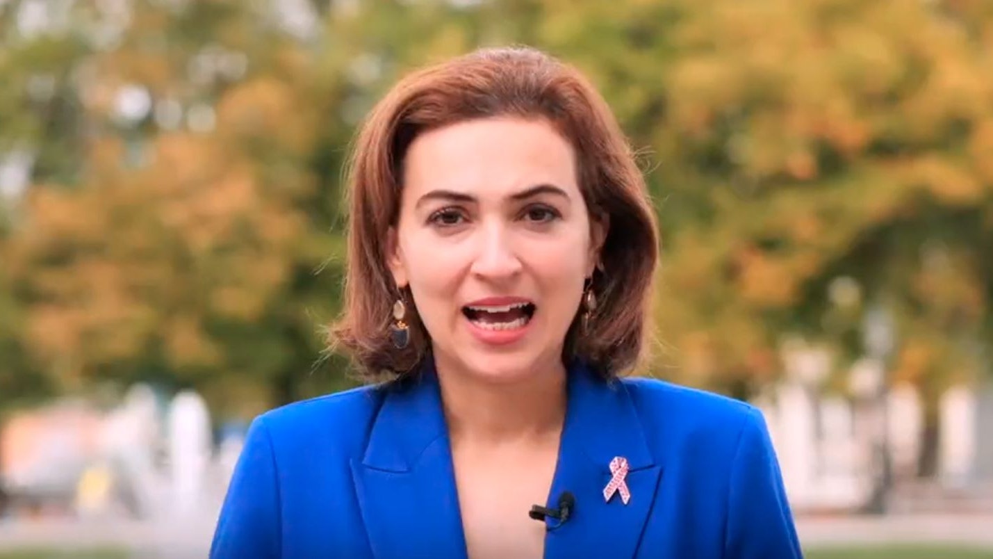 Alma Zadic stärkt dem neuen alten Präsidenten, Alexander Van der Bellen, den Rücken.