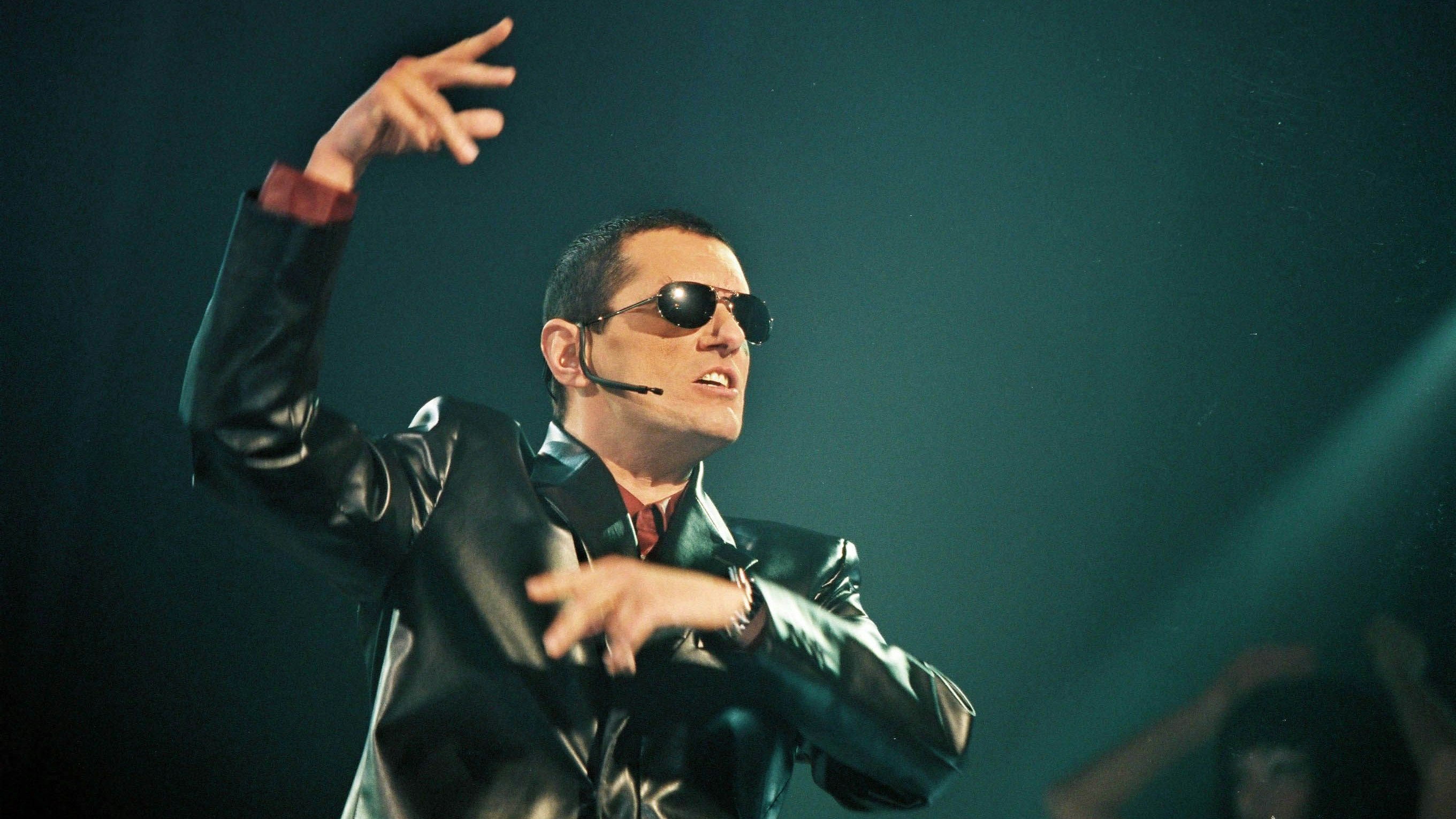 Download von www.picturedesk.com am 17.10.2022 (12:17).  © Milenko Badzic/FIRST LOOK - FLO 401758 - Wien, Wiener Stadthalle, 21.11.1997.  Ö 3 - Gala 'DAS LEBEN IST EIN HIT'. Im Bild: FALCO    Mehr Informationen bei FIRST LOOK, Telefon +43-1-526 47 99, e-mail: sonja.lammerhuber@firstlook.at Abdruck nur gegen Honorar! Bankverbindung (Oesterreich) CREDITANSTALT BLZ 11000, Ktnr.: 9744889800 - 20040327_PD10140 - Rechteinfo: Rights Managed (RM)