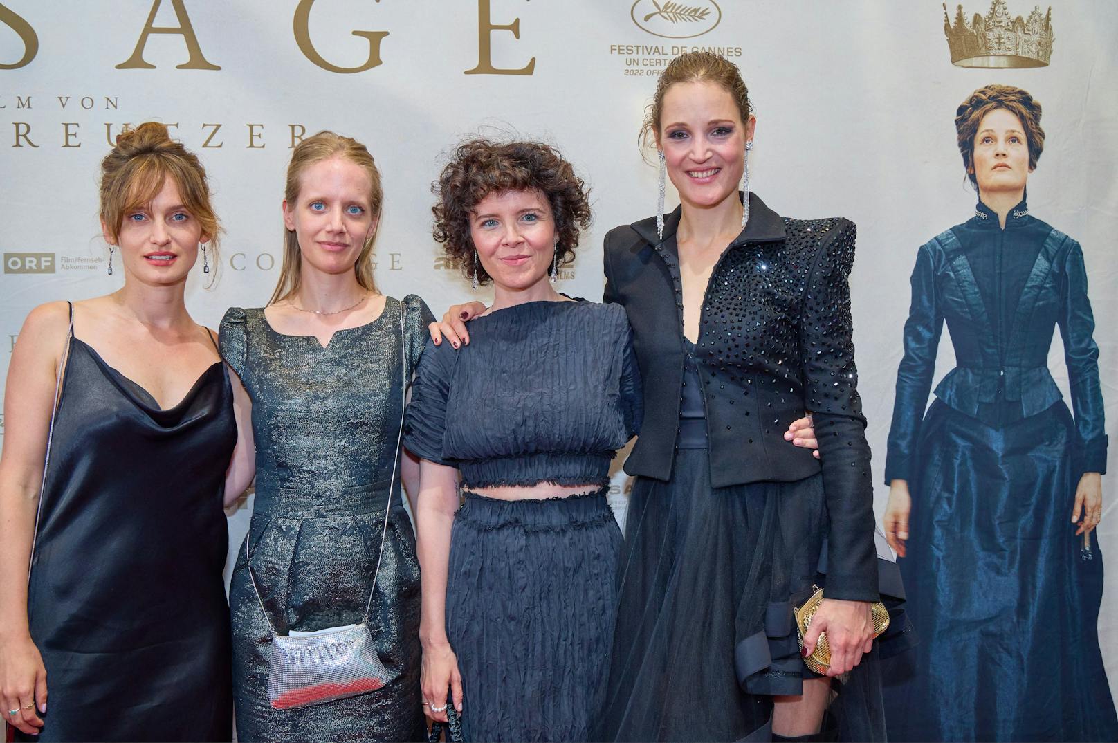 Alma Hasun, Jeanne Werner, Marie Kreutzer, Vicky Krieps bei der Kinopremiere von "Corsage" im Gartenbau Kino Wien