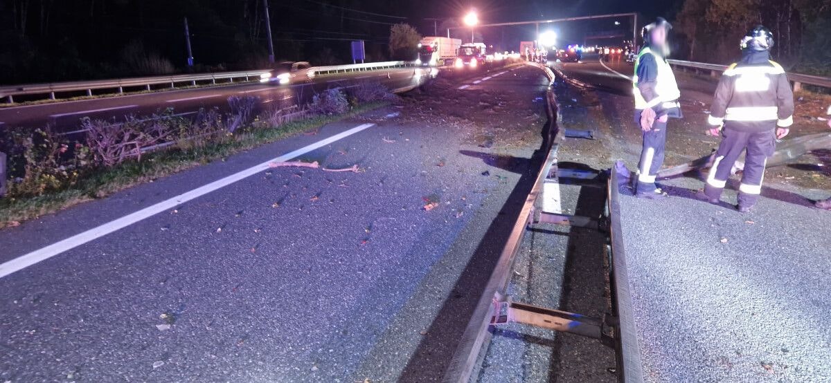Horror-Crash auf der A12 Inntalautobahn: Zwei Lastwagen durchbrechen die Mittelleitschiene und geraten auf die Gegenfahrbahn.